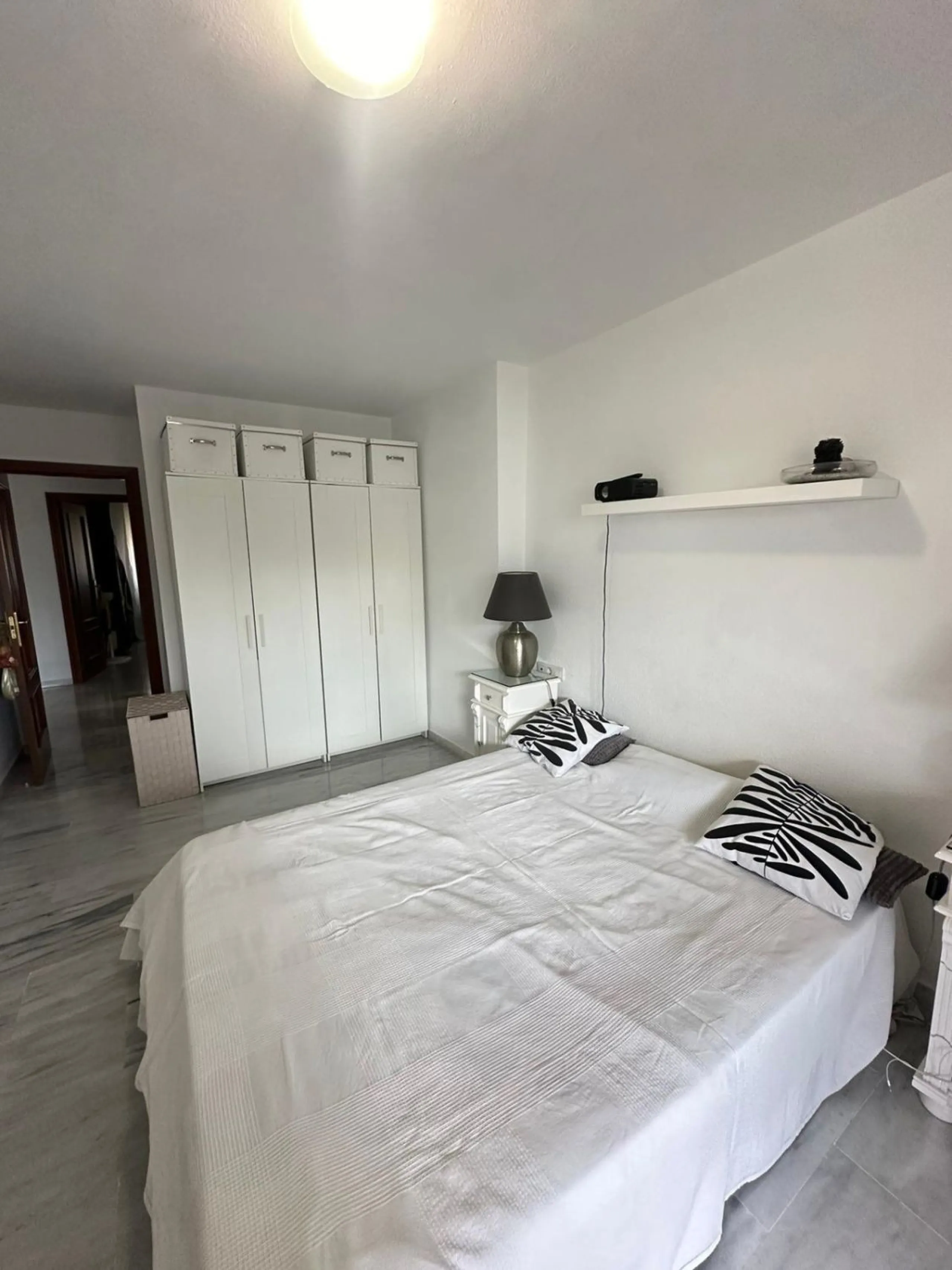 We offer this wonderful apartment for sale in the coastal town of Benalmádena, province of Málaga, in the Nueva Torrequebrada development. It enjoys an unbeatable location, just minutes from the PlayaQuebrada residential complex, the Nueva Torrequebrada S