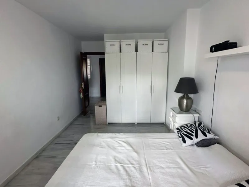 We offer this wonderful apartment for sale in the coastal town of Benalmádena, province of Málaga, in the Nueva Torrequebrada development. It enjoys an unbeatable location, just minutes from the PlayaQuebrada residential complex, the Nueva Torrequebrada S