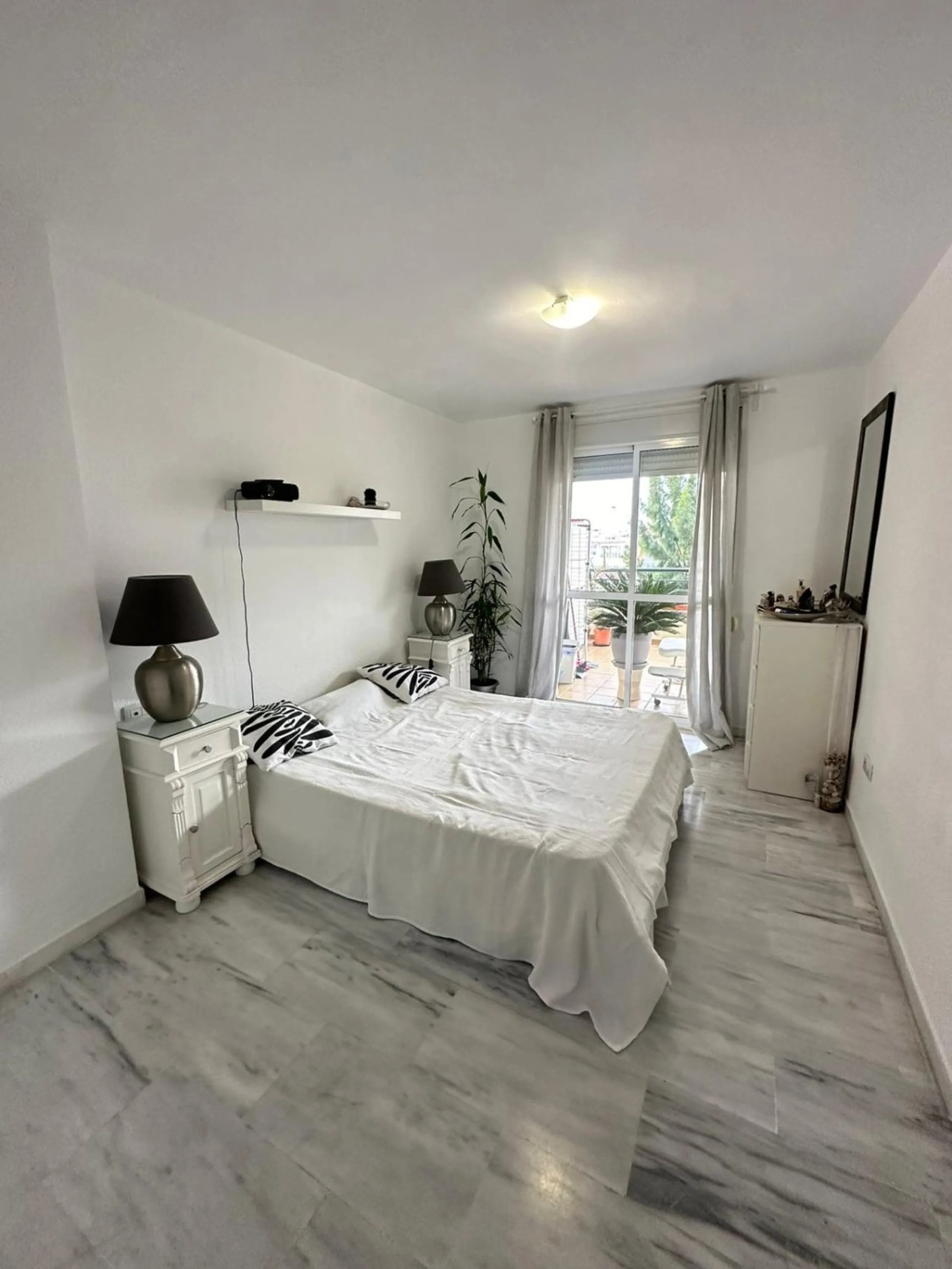 We offer this wonderful apartment for sale in the coastal town of Benalmádena, province of Málaga, in the Nueva Torrequebrada development. It enjoys an unbeatable location, just minutes from the PlayaQuebrada residential complex, the Nueva Torrequebrada S