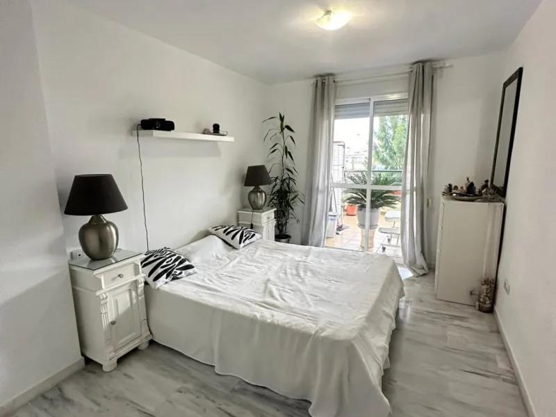 We offer this wonderful apartment for sale in the coastal town of Benalmádena, province of Málaga, in the Nueva Torrequebrada development. It enjoys an unbeatable location, just minutes from the PlayaQuebrada residential complex, the Nueva Torrequebrada S