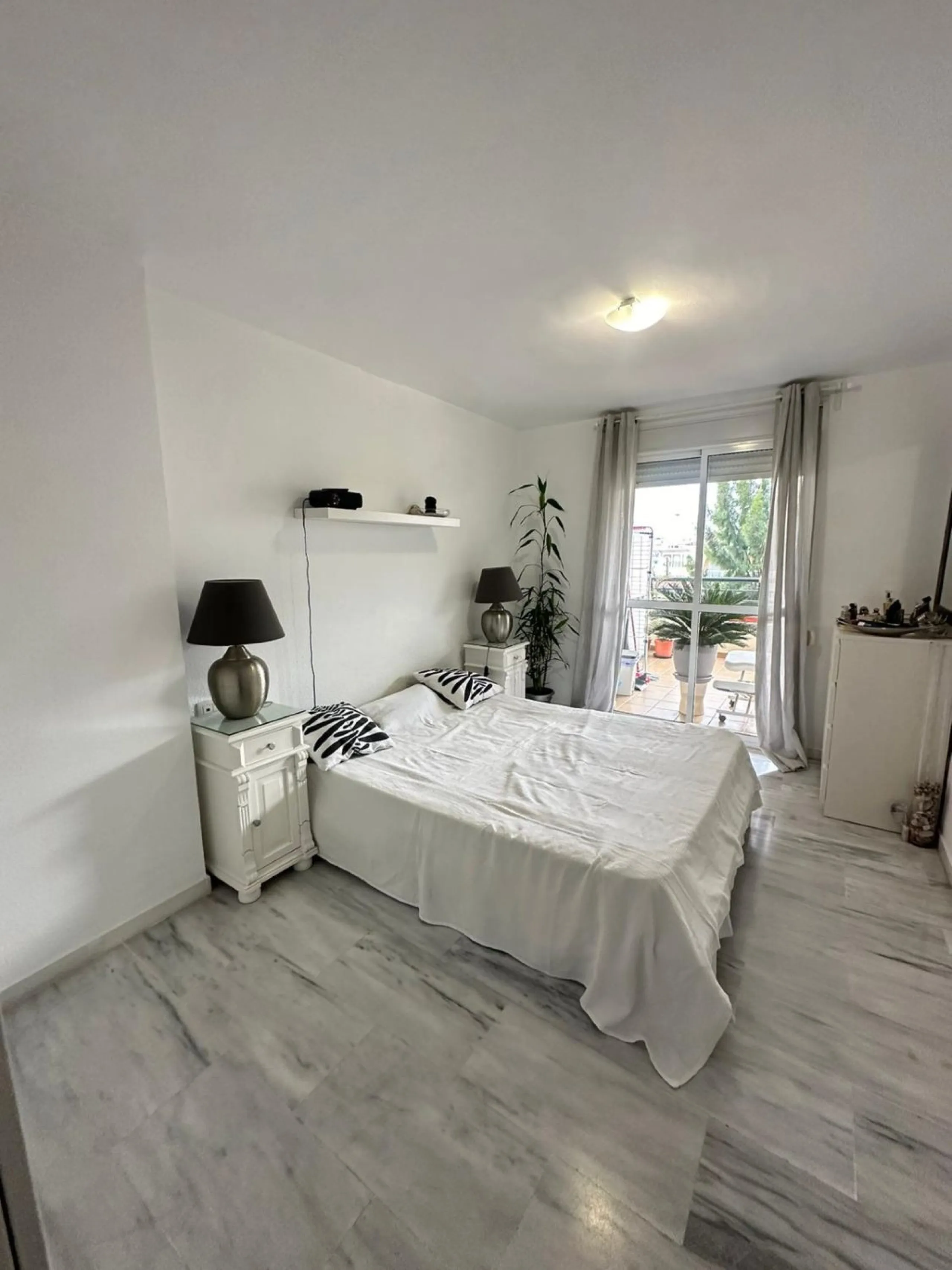 We offer this wonderful apartment for sale in the coastal town of Benalmádena, province of Málaga, in the Nueva Torrequebrada development. It enjoys an unbeatable location, just minutes from the PlayaQuebrada residential complex, the Nueva Torrequebrada S