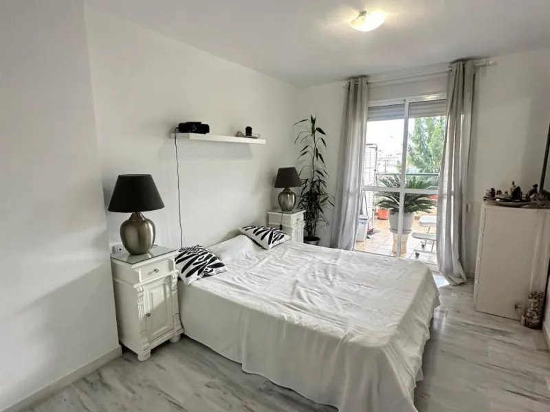 We offer this wonderful apartment for sale in the coastal town of Benalmádena, province of Málaga, in the Nueva Torrequebrada development. It enjoys an unbeatable location, just minutes from the PlayaQuebrada residential complex, the Nueva Torrequebrada S