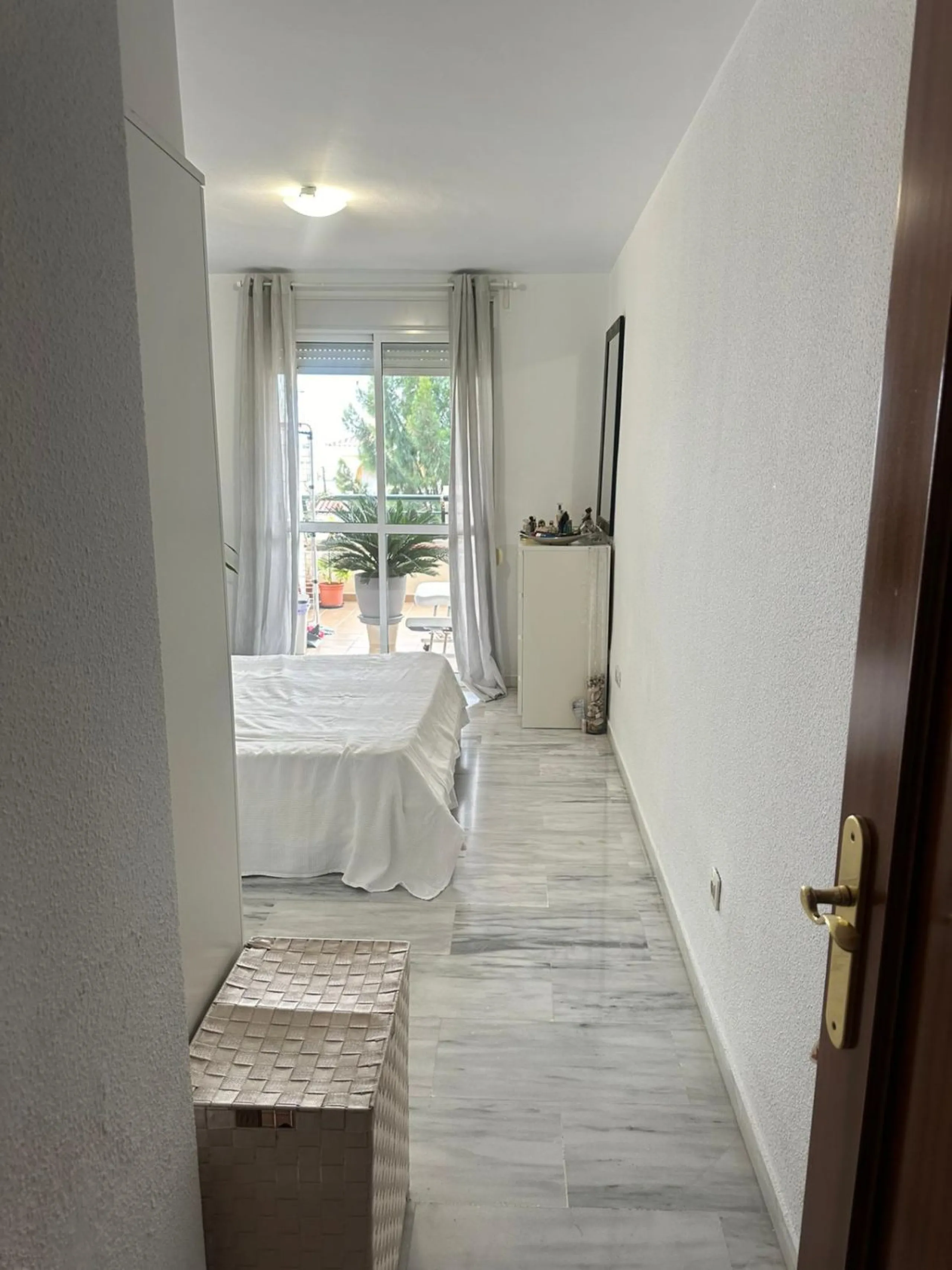 We offer this wonderful apartment for sale in the coastal town of Benalmádena, province of Málaga, in the Nueva Torrequebrada development. It enjoys an unbeatable location, just minutes from the PlayaQuebrada residential complex, the Nueva Torrequebrada S