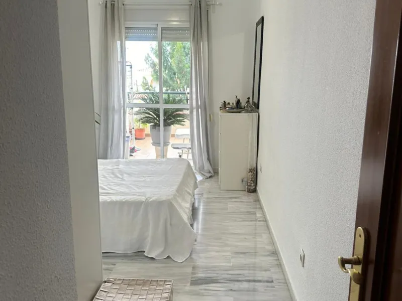 We offer this wonderful apartment for sale in the coastal town of Benalmádena, province of Málaga, in the Nueva Torrequebrada development. It enjoys an unbeatable location, just minutes from the PlayaQuebrada residential complex, the Nueva Torrequebrada S