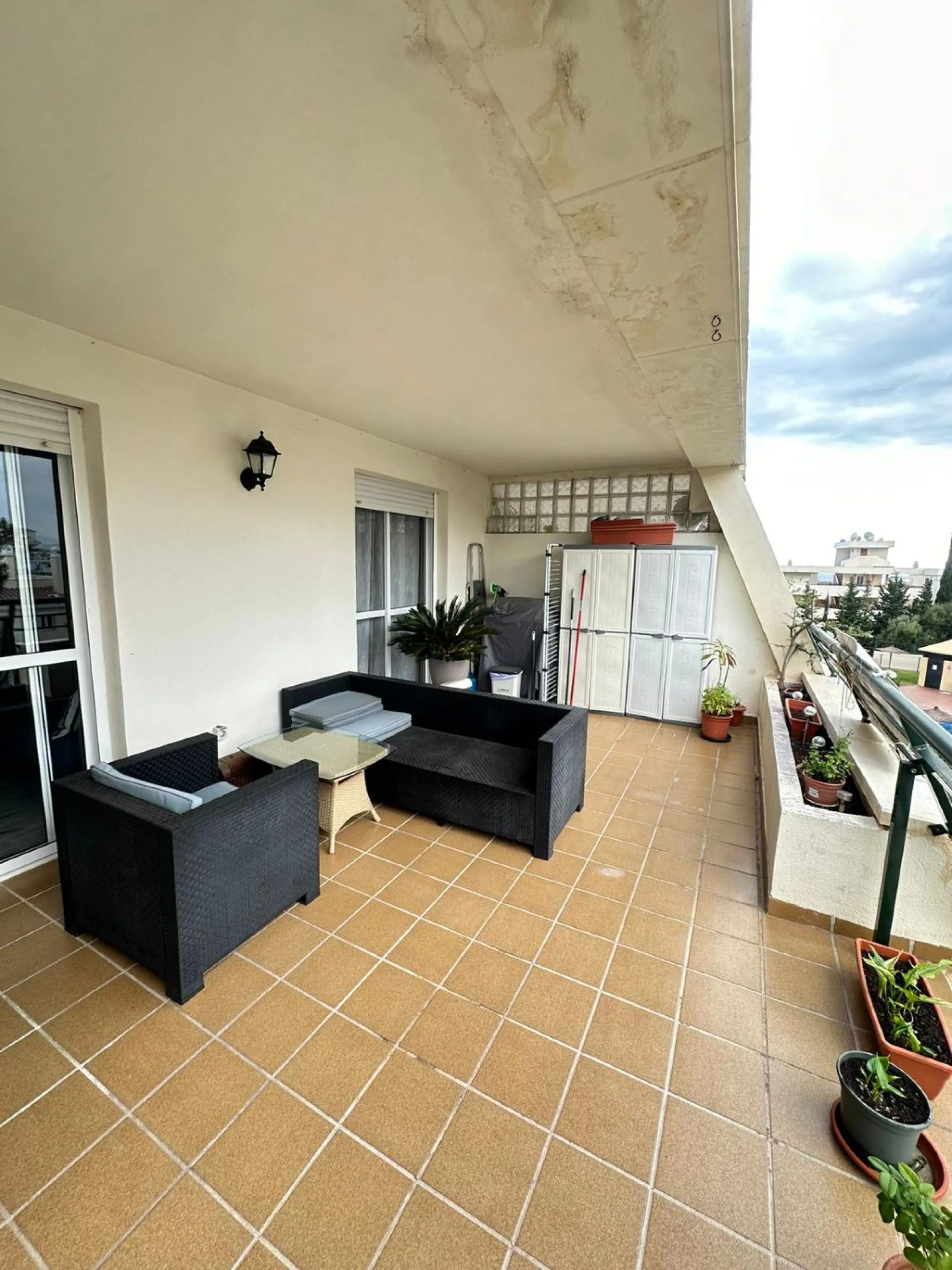 We offer this wonderful apartment for sale in the coastal town of Benalmádena, province of Málaga, in the Nueva Torrequebrada development. It enjoys an unbeatable location, just minutes from the PlayaQuebrada residential complex, the Nueva Torrequebrada S
