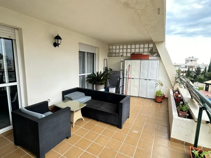 We offer this wonderful apartment for sale in the coastal town of Benalmádena, province of Málaga, in the Nueva Torrequebrada development. It enjoys an unbeatable location, just minutes from the PlayaQuebrada residential complex, the Nueva Torrequebrada S