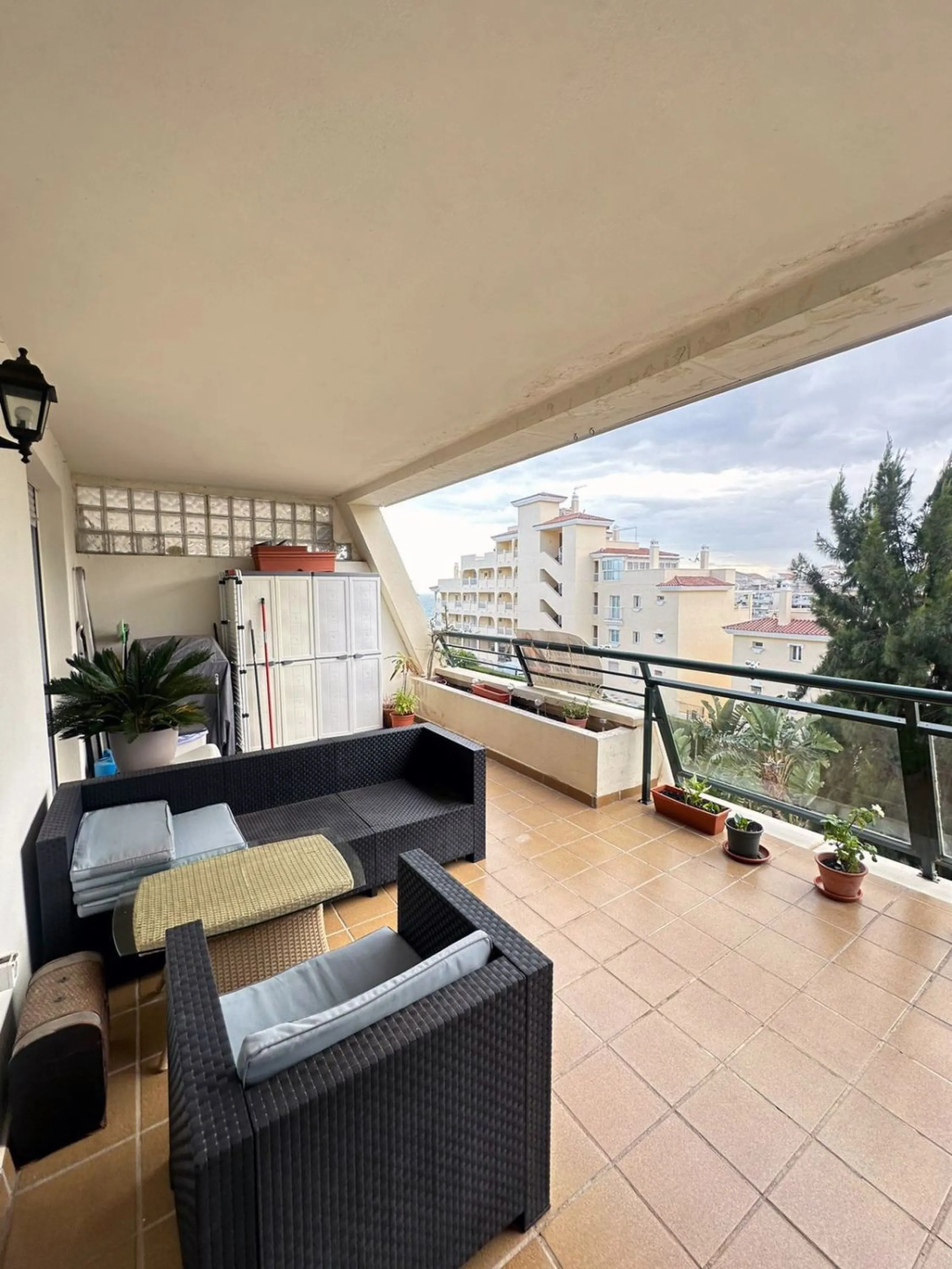 We offer this wonderful apartment for sale in the coastal town of Benalmádena, province of Málaga, in the Nueva Torrequebrada development. It enjoys an unbeatable location, just minutes from the PlayaQuebrada residential complex, the Nueva Torrequebrada S