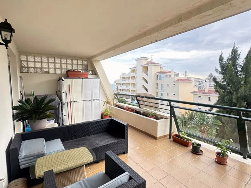 We offer this wonderful apartment for sale in the coastal town of Benalmádena, province of Málaga, in the Nueva Torrequebrada development. It enjoys an unbeatable location, just minutes from the PlayaQuebrada residential complex, the Nueva Torrequebrada S