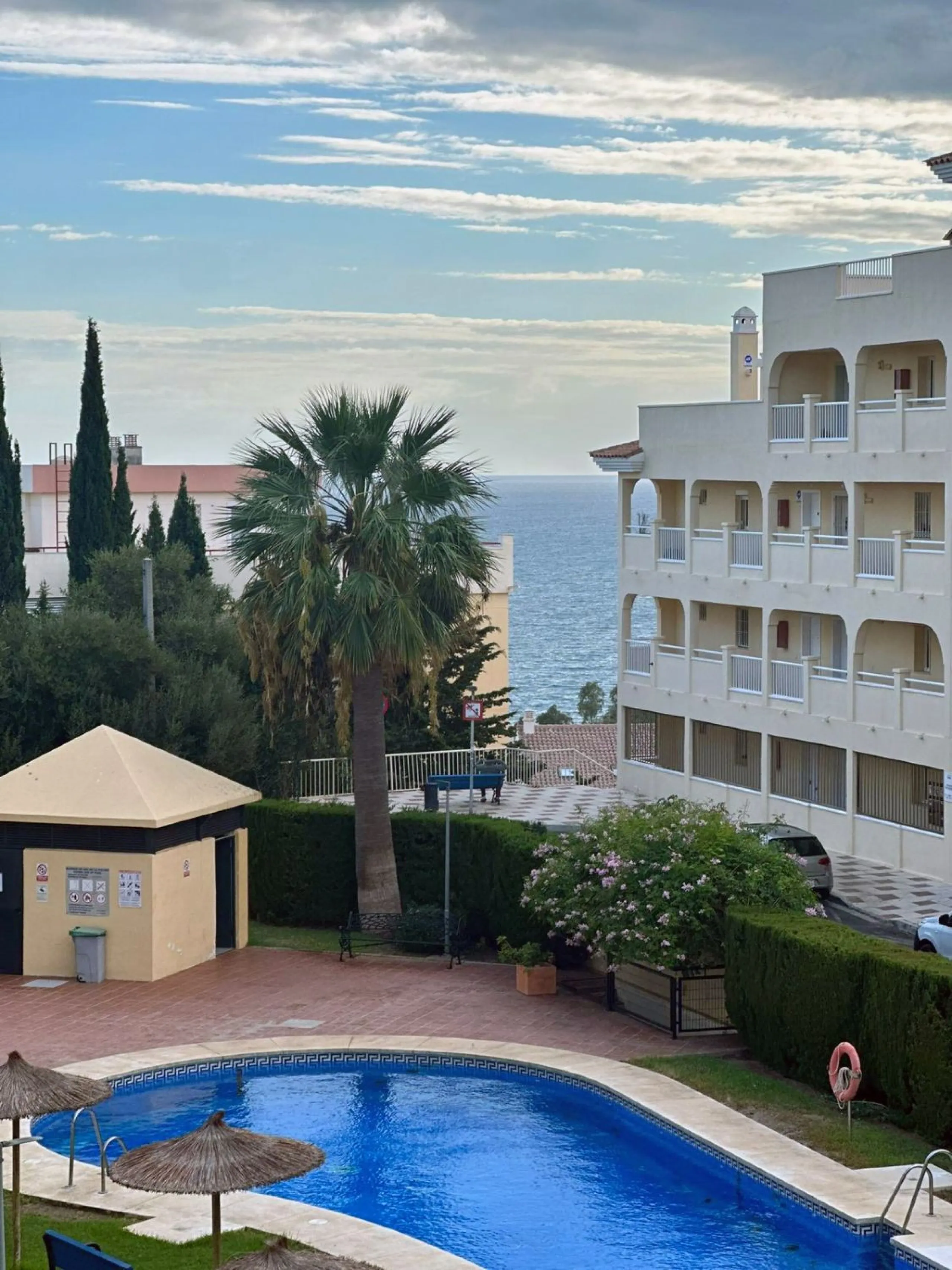 We offer this wonderful apartment for sale in the coastal town of Benalmádena, province of Málaga, in the Nueva Torrequebrada development. It enjoys an unbeatable location, just minutes from the PlayaQuebrada residential complex, the Nueva Torrequebrada S