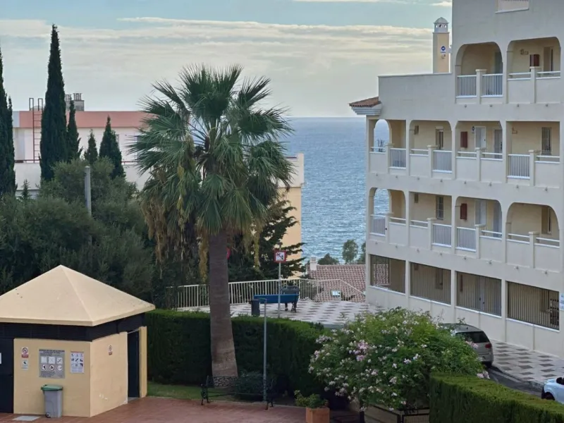 We offer this wonderful apartment for sale in the coastal town of Benalmádena, province of Málaga, in the Nueva Torrequebrada development. It enjoys an unbeatable location, just minutes from the PlayaQuebrada residential complex, the Nueva Torrequebrada S