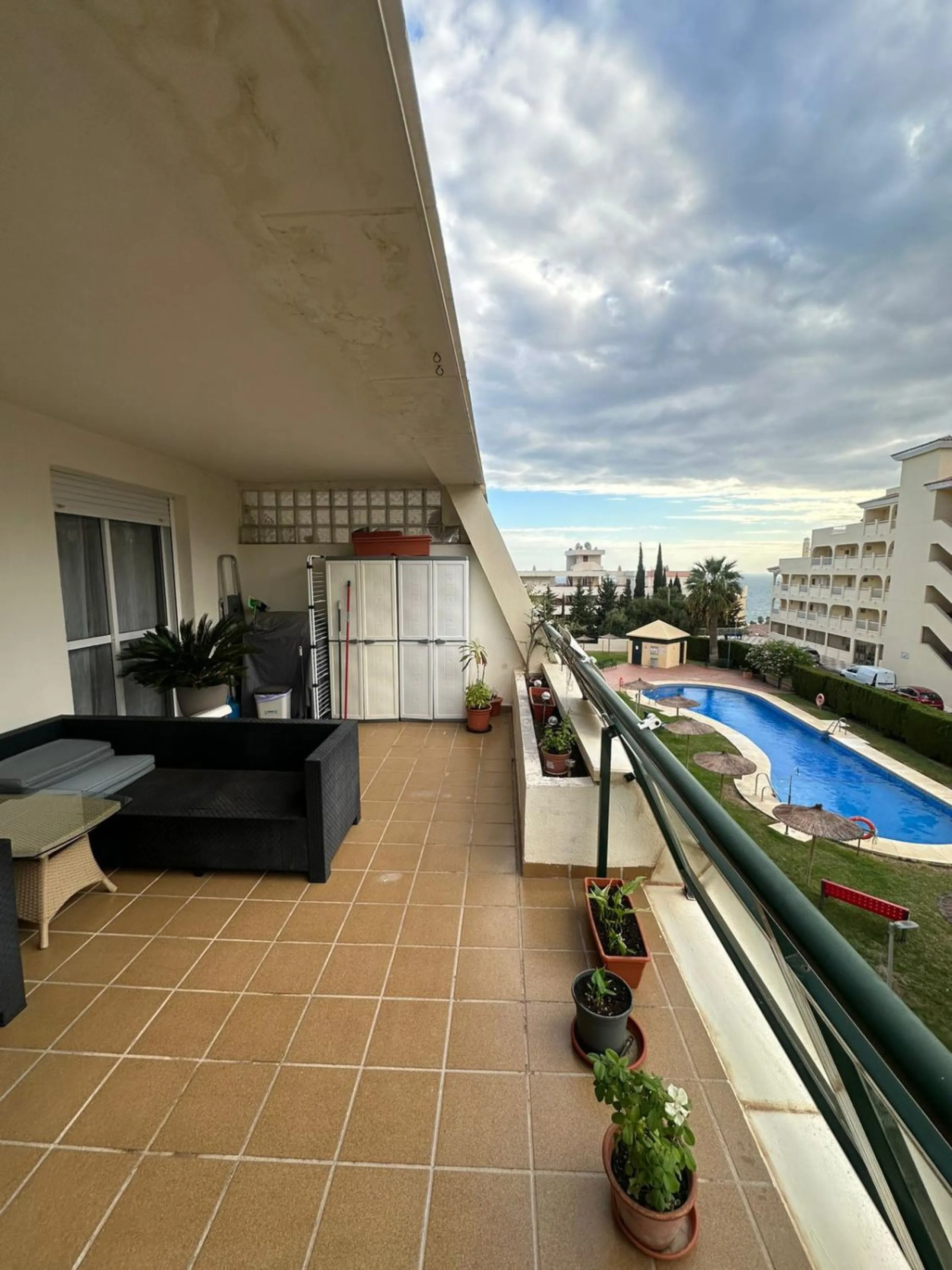 We offer this wonderful apartment for sale in the coastal town of Benalmádena, province of Málaga, in the Nueva Torrequebrada development. It enjoys an unbeatable location, just minutes from the PlayaQuebrada residential complex, the Nueva Torrequebrada S