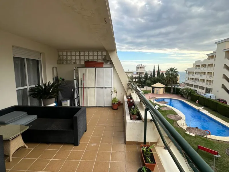 We offer this wonderful apartment for sale in the coastal town of Benalmádena, province of Málaga, in the Nueva Torrequebrada development. It enjoys an unbeatable location, just minutes from the PlayaQuebrada residential complex, the Nueva Torrequebrada S