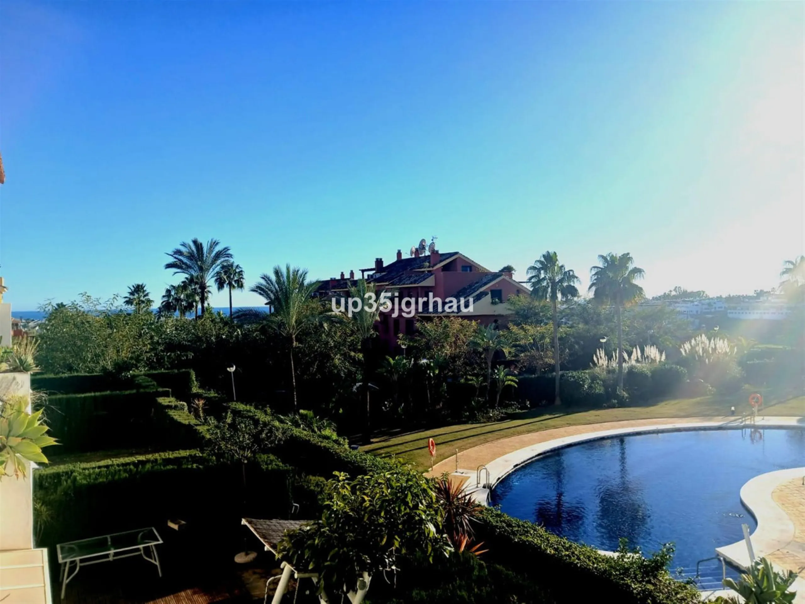 Next to one of the most sought-after areas between Estepona & Marbella, I present to you an exclusive, beautiful apartment for sale or long-term rental, with 2 spacious bedrooms and two bathrooms, one of them en-suite, and a fully furnished and equipped k