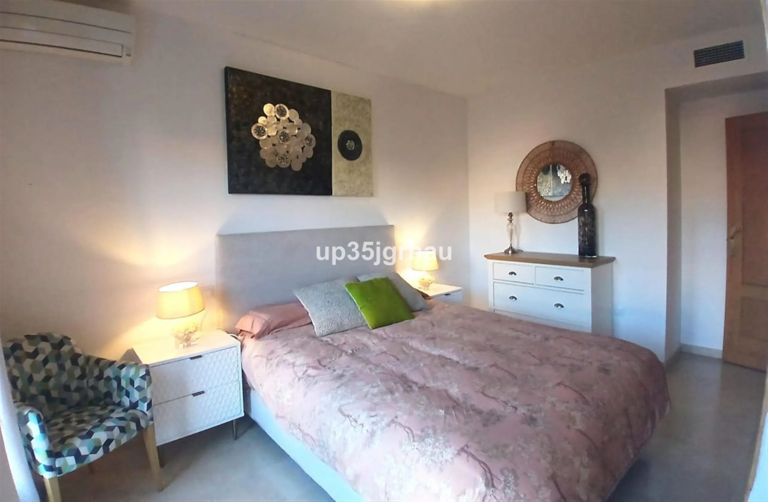 Next to one of the most sought-after areas between Estepona & Marbella, I present to you an exclusive, beautiful apartment for sale or long-term rental, with 2 spacious bedrooms and two bathrooms, one of them en-suite, and a fully furnished and equipped k