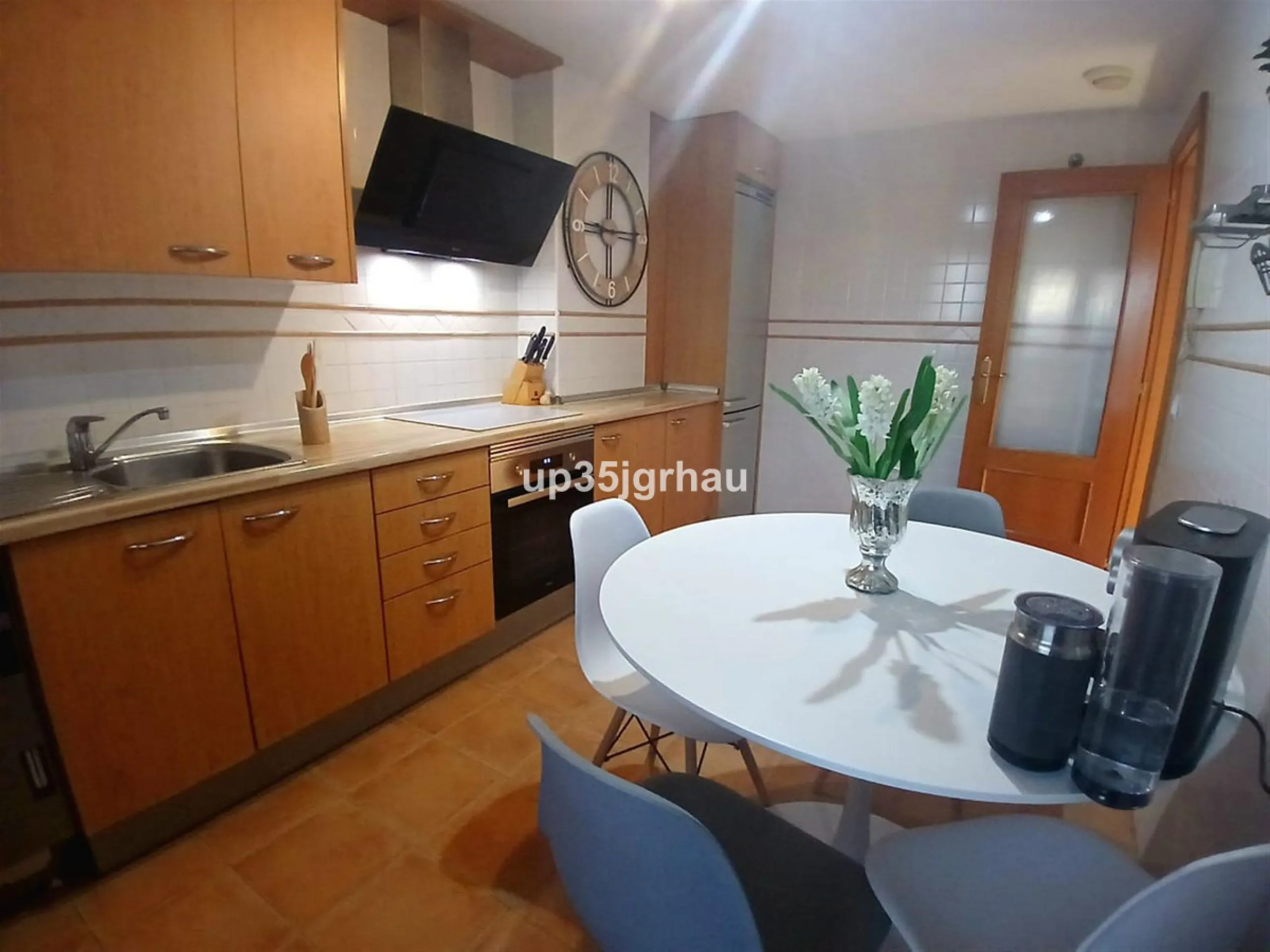 Next to one of the most sought-after areas between Estepona & Marbella, I present to you an exclusive, beautiful apartment for sale or long-term rental, with 2 spacious bedrooms and two bathrooms, one of them en-suite, and a fully furnished and equipped k