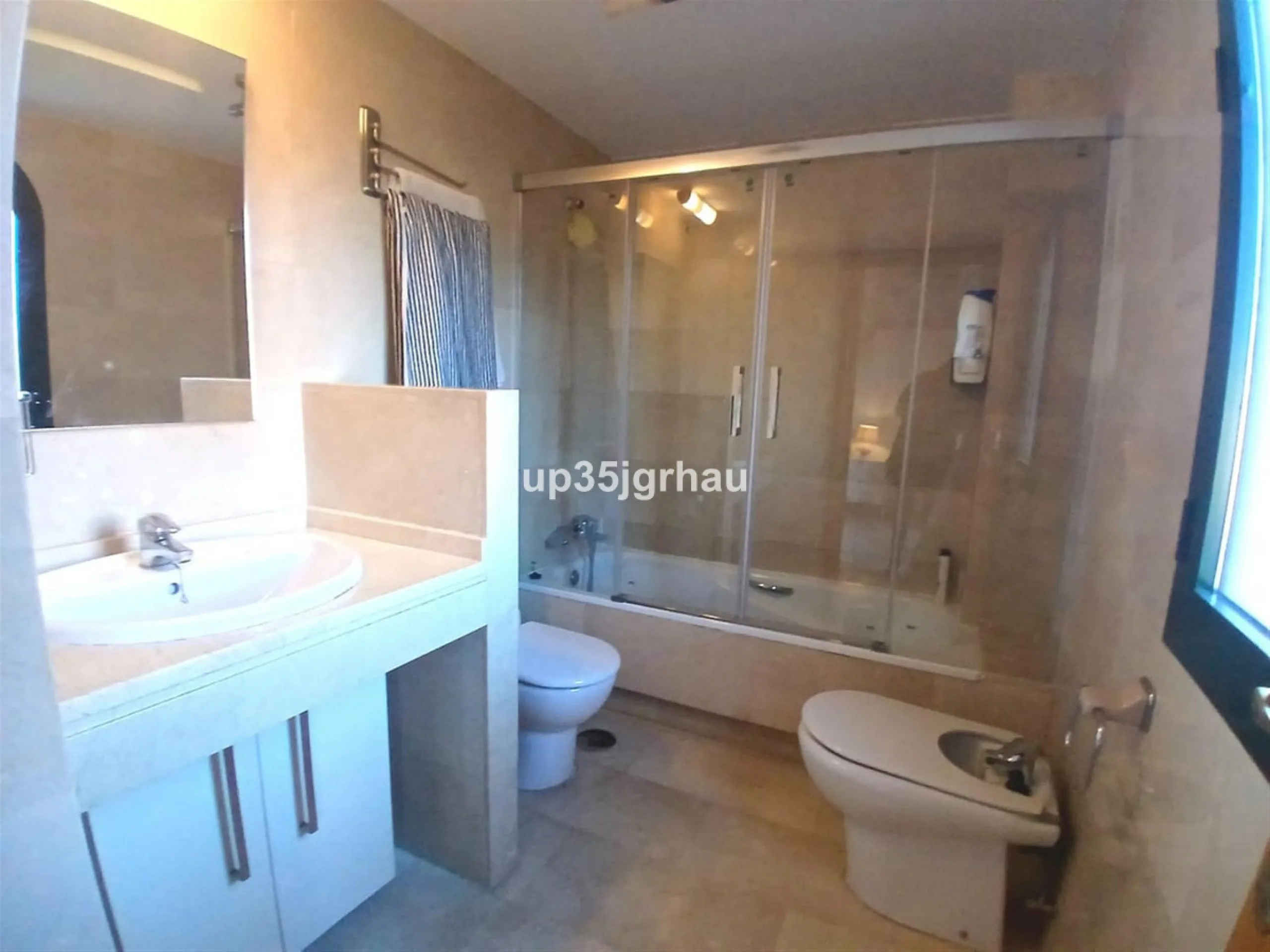 Next to one of the most sought-after areas between Estepona & Marbella, I present to you an exclusive, beautiful apartment for sale or long-term rental, with 2 spacious bedrooms and two bathrooms, one of them en-suite, and a fully furnished and equipped k