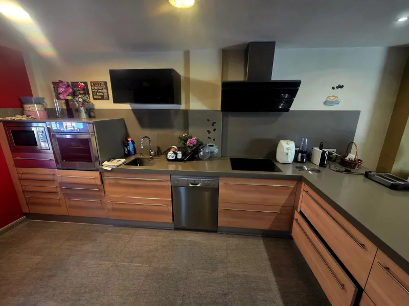 House - Semi-Detached House в продаже в Estepona, Málaga. В доме 3 спален и 4 ванных комнат. Площадь дома 300 м²
