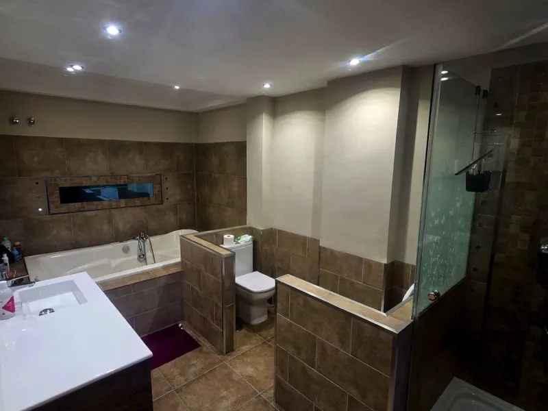 House - Semi-Detached House в продаже в Estepona, Málaga. В доме 3 спален и 4 ванных комнат. Площадь дома 300 м²
