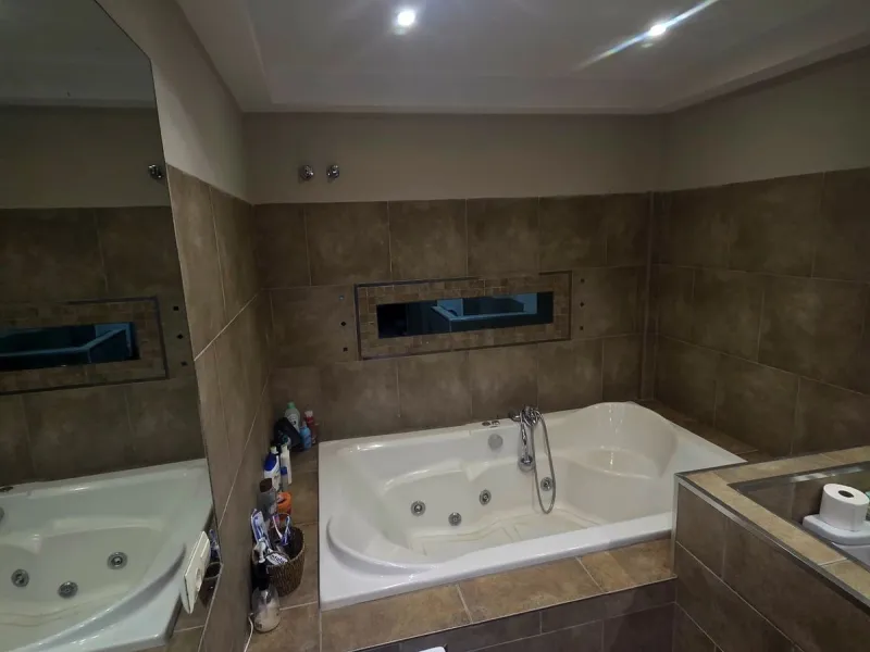 House - Semi-Detached House в продаже в Estepona, Málaga. В доме 3 спален и 4 ванных комнат. Площадь дома 300 м²