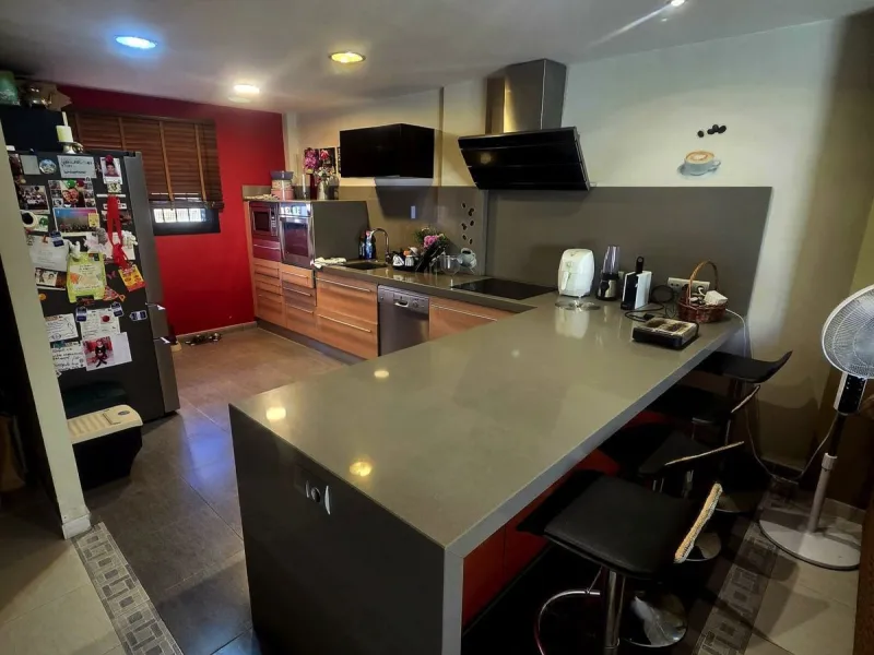House - Semi-Detached House в продаже в Estepona, Málaga. В доме 3 спален и 4 ванных комнат. Площадь дома 300 м²