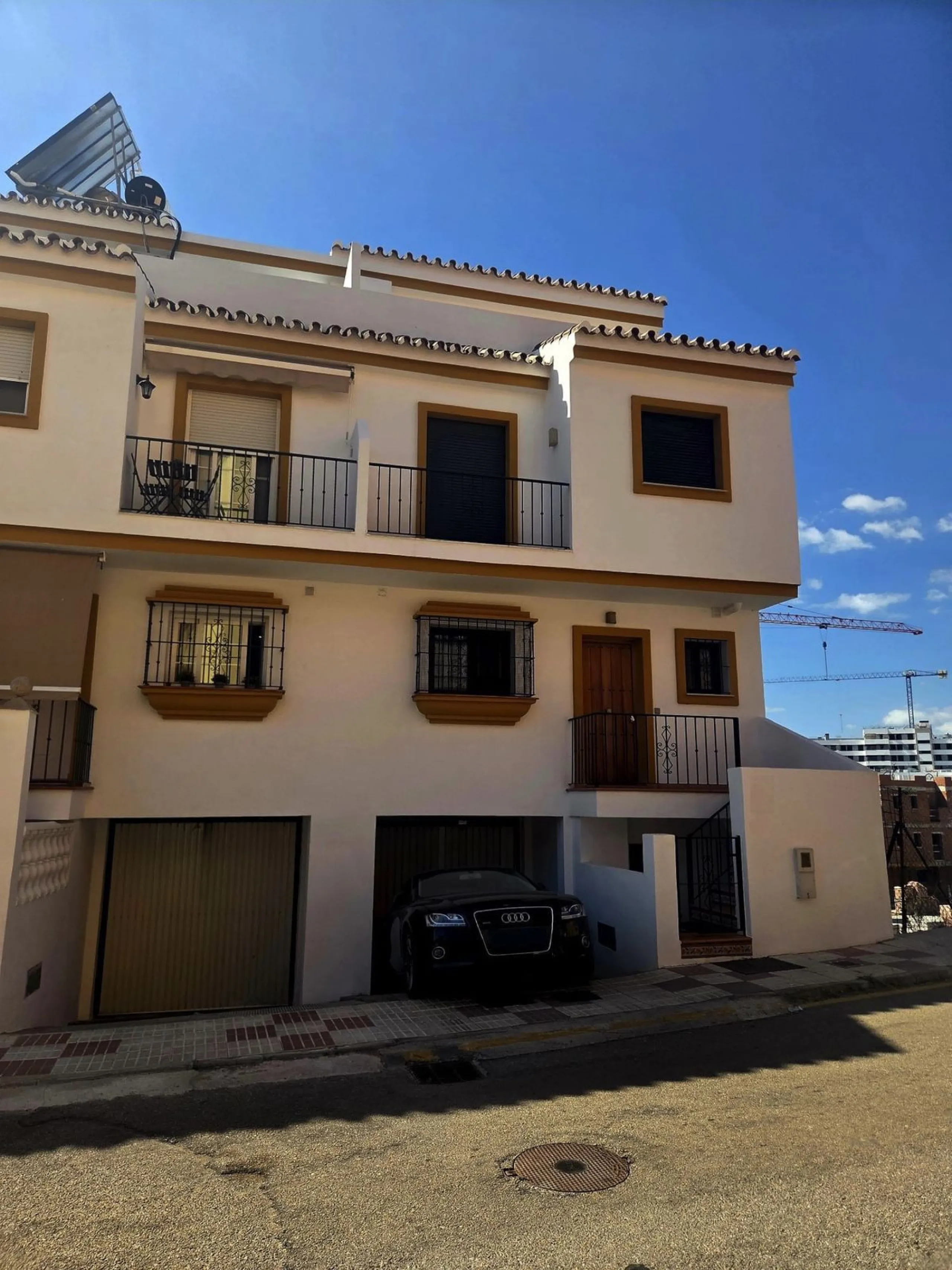 House - Semi-Detached House в продаже в Estepona, Málaga. В доме 3 спален и 4 ванных комнат. Площадь дома 300 м²