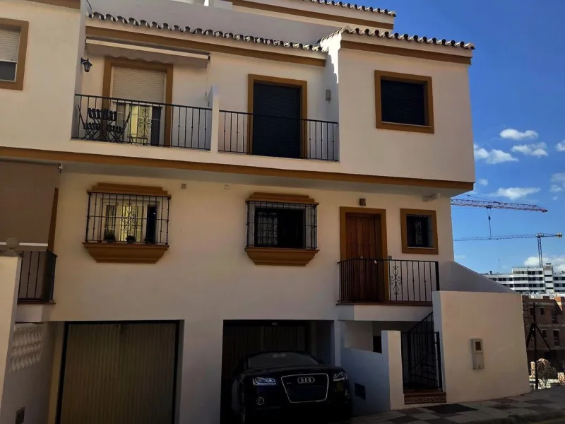 House - Semi-Detached House в продаже в Estepona, Málaga. В доме 3 спален и 4 ванных комнат. Площадь дома 300 м²