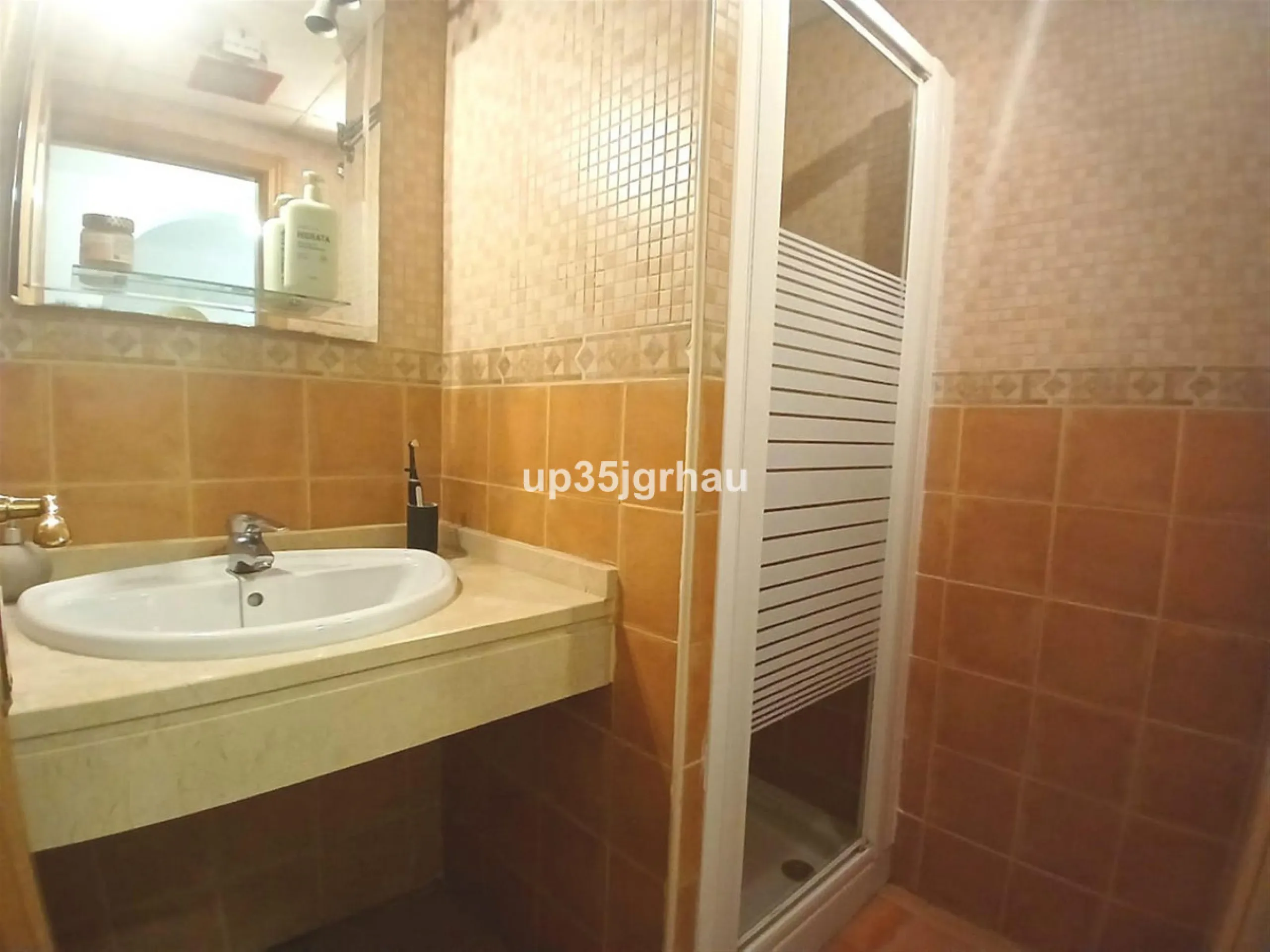Next to one of the most sought-after areas between Estepona & Marbella, I present to you an exclusive, beautiful apartment for sale or long-term rental, with 2 spacious bedrooms and two bathrooms, one of them en-suite, and a fully furnished and equipped k