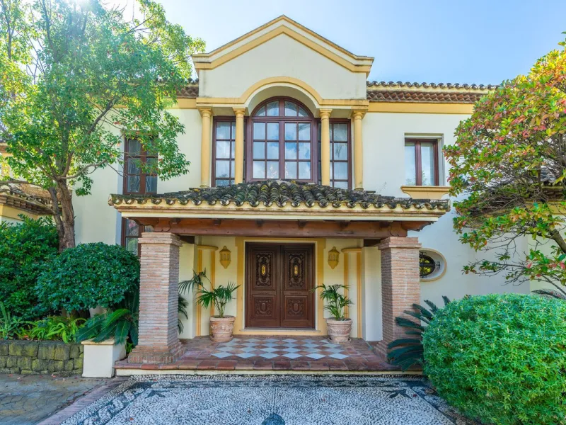 House - Detached Villa в продаже в Marbella, Málaga. В доме 7 спален и 8 ванных комнат. Площадь дома 985 м². Площадь участка 1766 м²