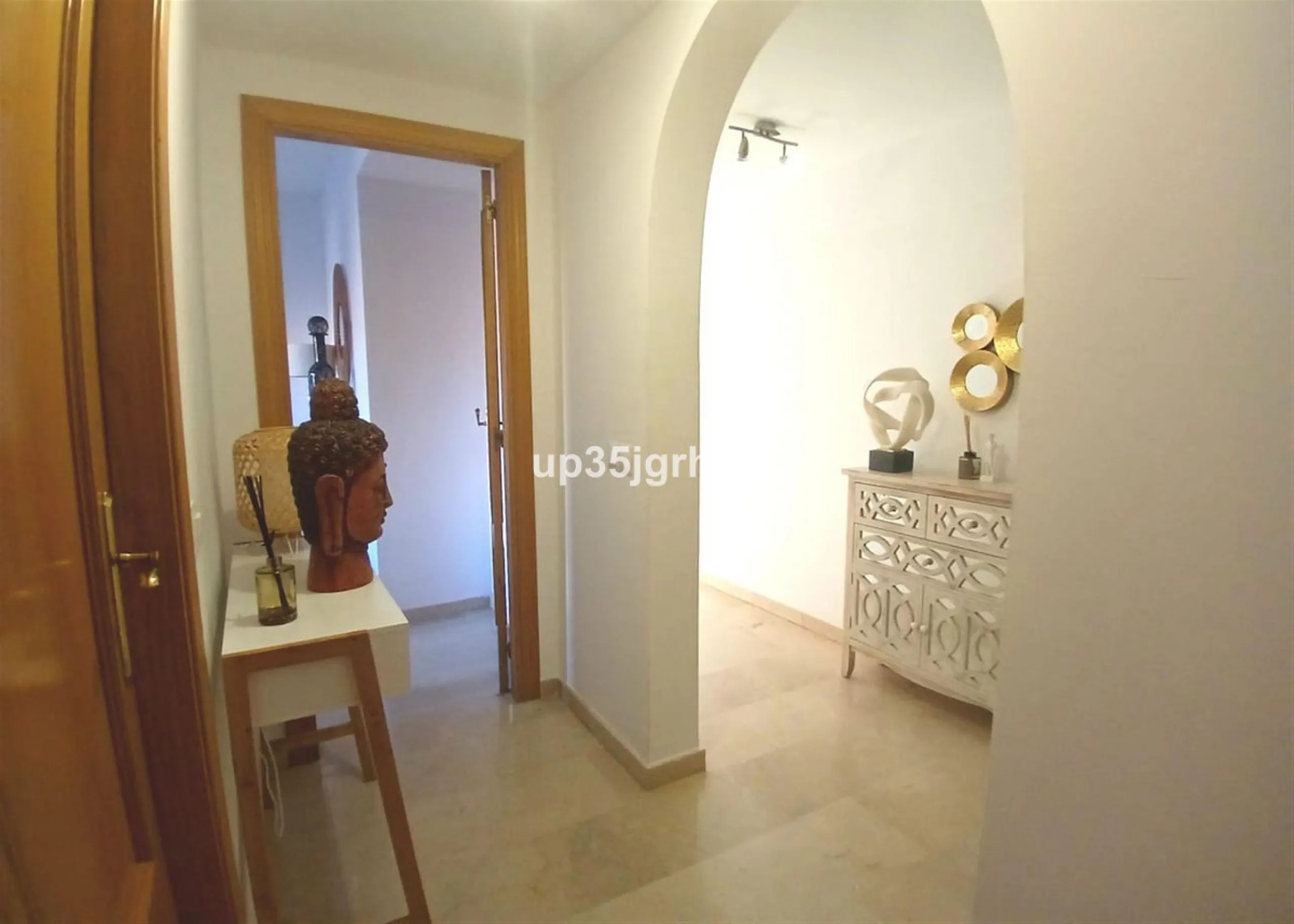Next to one of the most sought-after areas between Estepona & Marbella, I present to you an exclusive, beautiful apartment for sale or long-term rental, with 2 spacious bedrooms and two bathrooms, one of them en-suite, and a fully furnished and equipped k