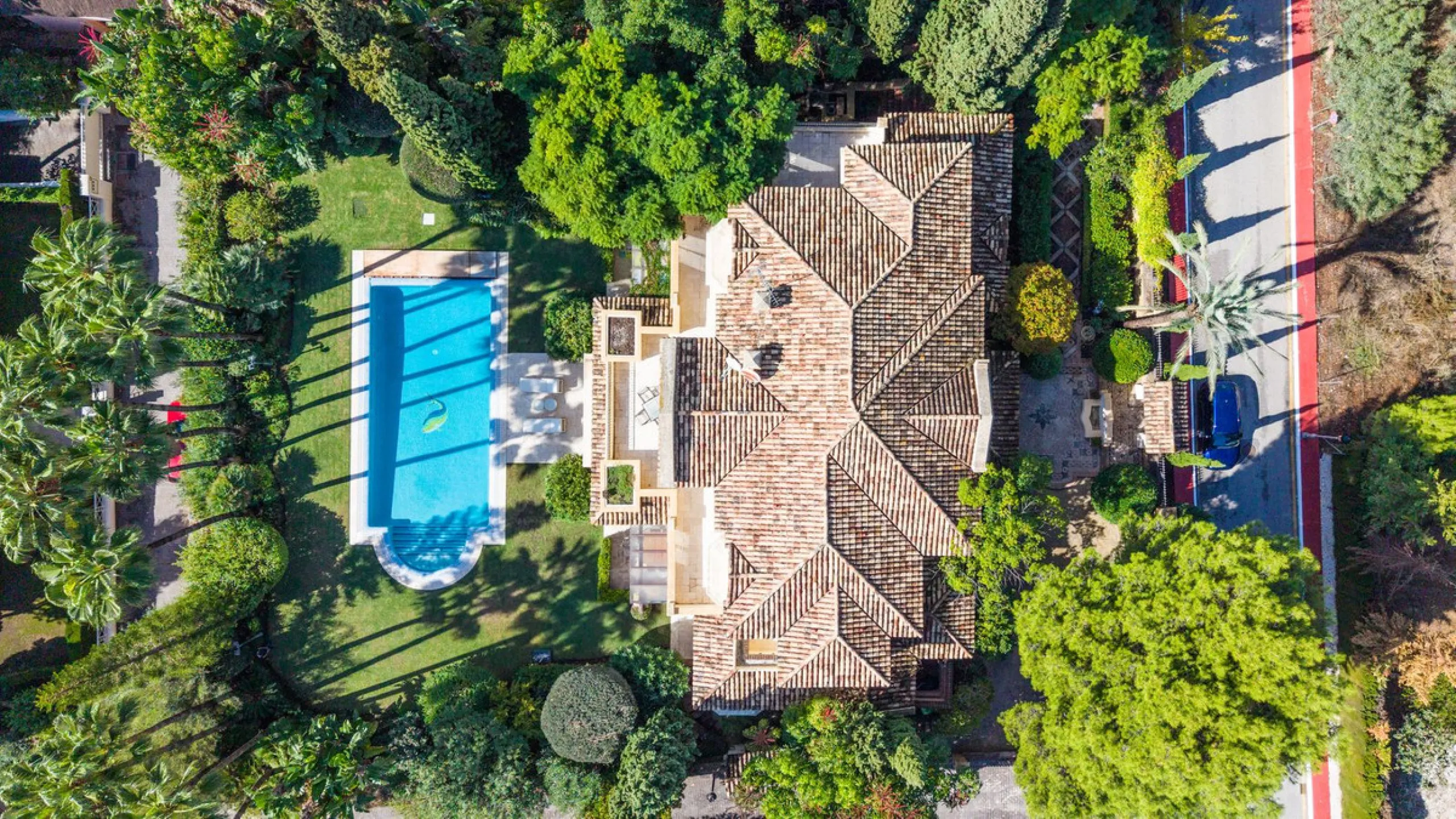 Situated on one of the most prestigious roads in Sierra Blanca, this magnificent villa embodies the essence of Marbella luxury living. Set on an expansive plot of almost 2,000 m², the property enjoys total privacy, lush gardens, and breathtaking sea views