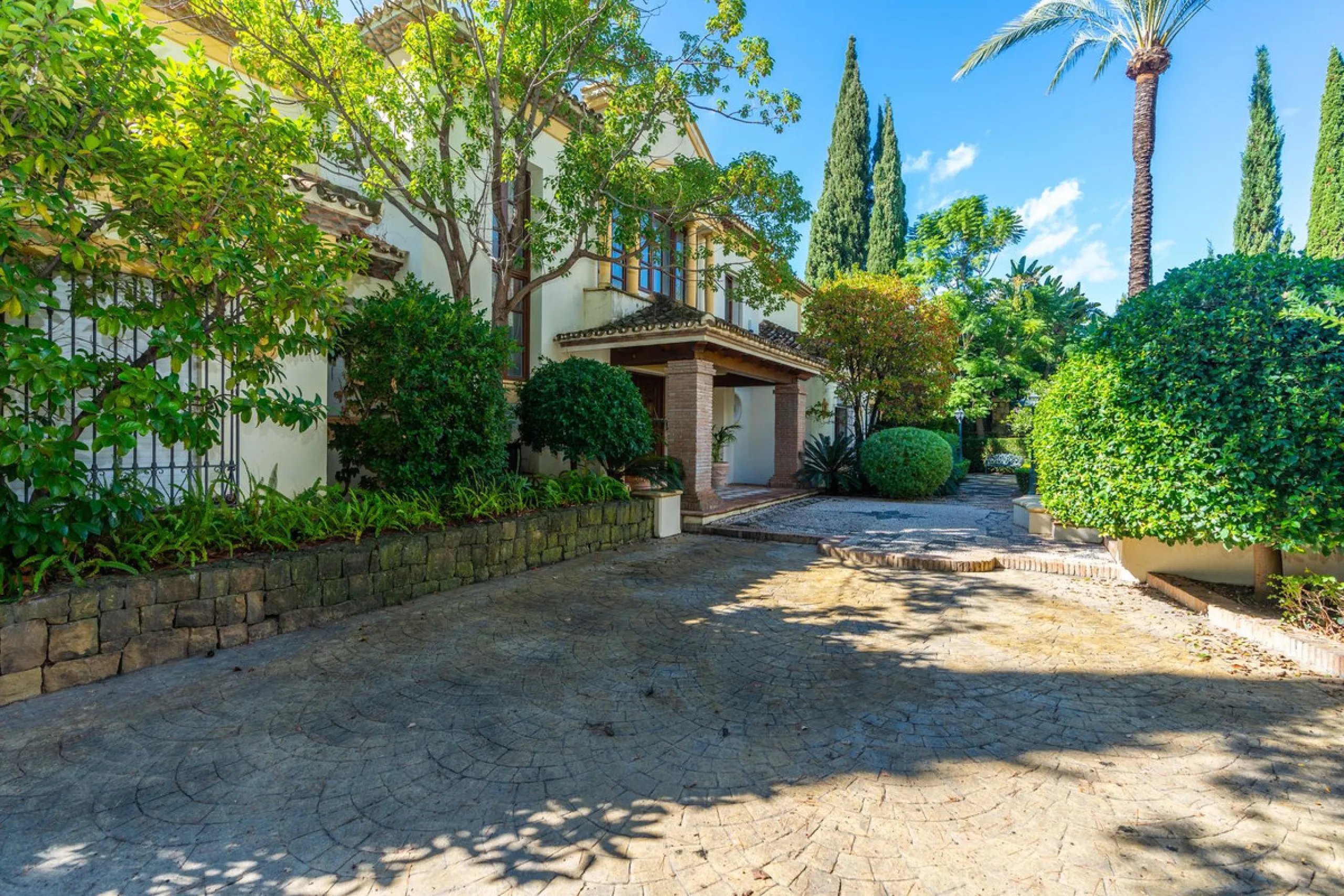 Situated on one of the most prestigious roads in Sierra Blanca, this magnificent villa embodies the essence of Marbella luxury living. Set on an expansive plot of almost 2,000 m², the property enjoys total privacy, lush gardens, and breathtaking sea views