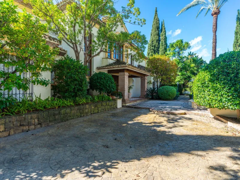 Situated on one of the most prestigious roads in Sierra Blanca, this magnificent villa embodies the essence of Marbella luxury living. Set on an expansive plot of almost 2,000 m², the property enjoys total privacy, lush gardens, and breathtaking sea views
