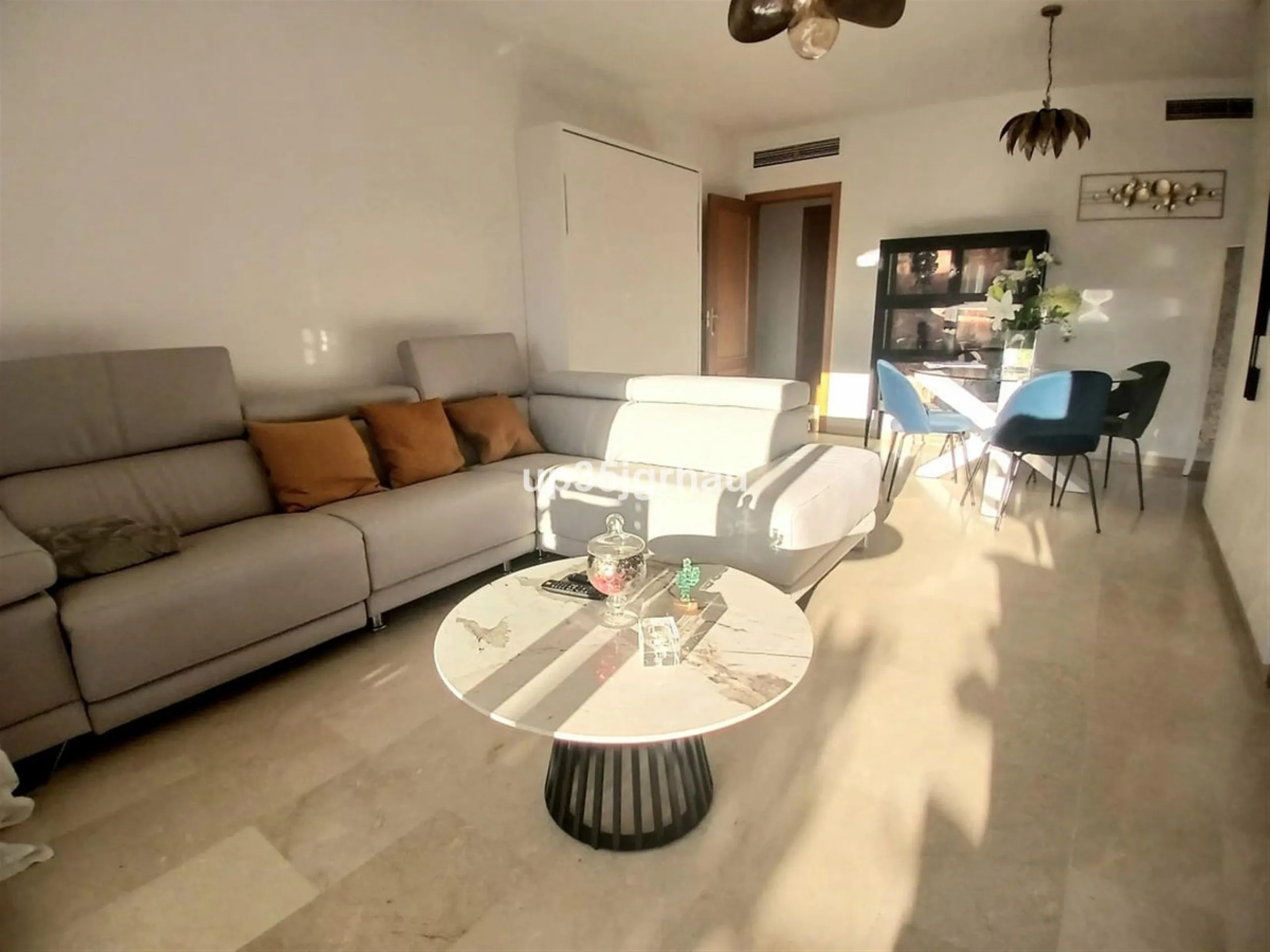 Next to one of the most sought-after areas between Estepona & Marbella, I present to you an exclusive, beautiful apartment for sale or long-term rental, with 2 spacious bedrooms and two bathrooms, one of them en-suite, and a fully furnished and equipped k