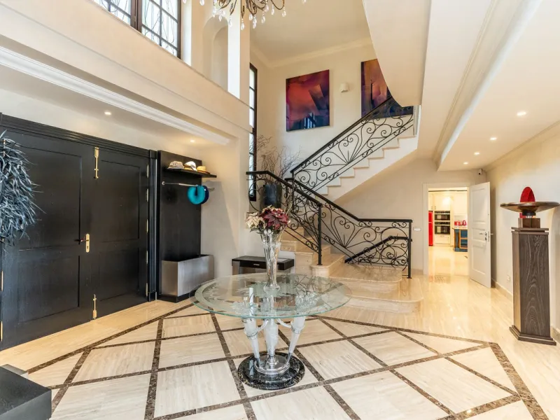 Situated on one of the most prestigious roads in Sierra Blanca, this magnificent villa embodies the essence of Marbella luxury living. Set on an expansive plot of almost 2,000 m², the property enjoys total privacy, lush gardens, and breathtaking sea views