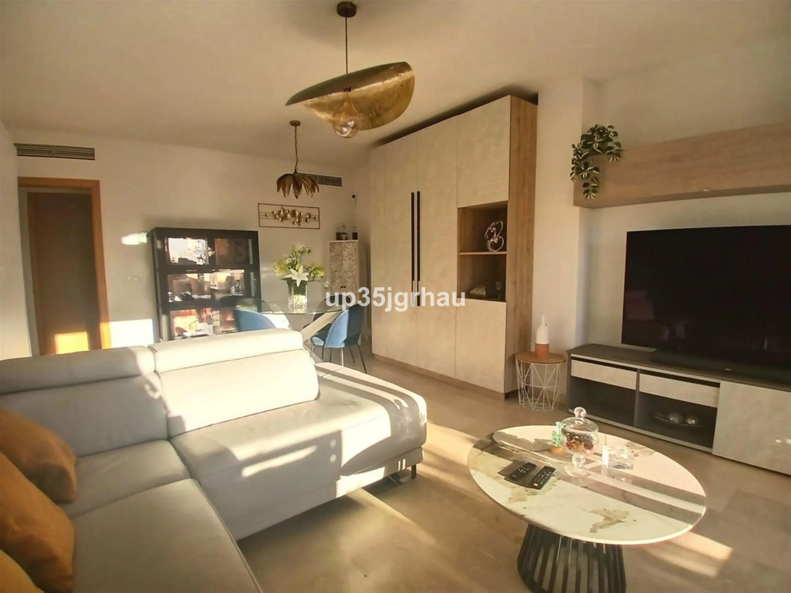 Next to one of the most sought-after areas between Estepona & Marbella, I present to you an exclusive, beautiful apartment for sale or long-term rental, with 2 spacious bedrooms and two bathrooms, one of them en-suite, and a fully furnished and equipped k