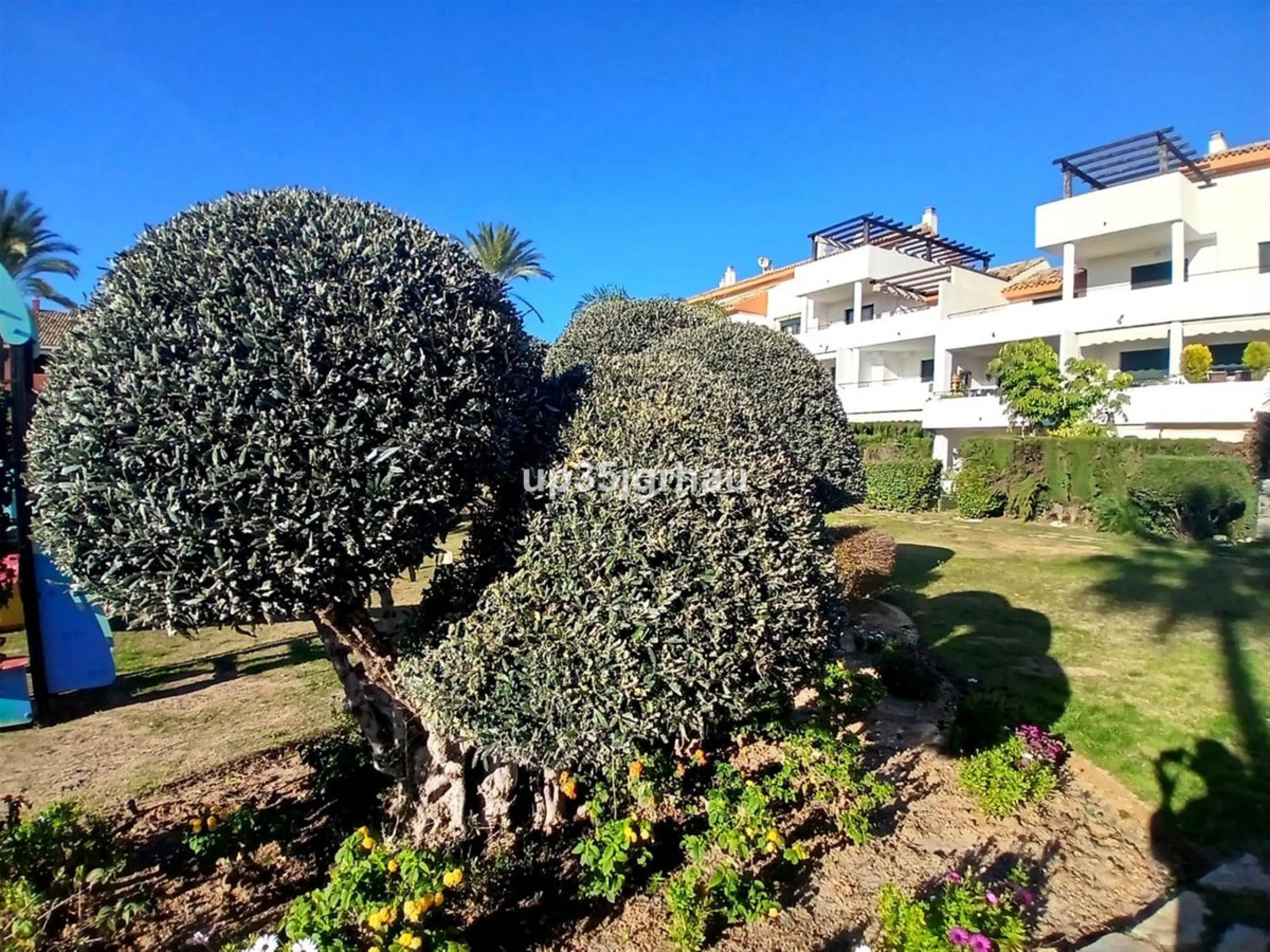 Next to one of the most sought-after areas between Estepona & Marbella, I present to you an exclusive, beautiful apartment for sale or long-term rental, with 2 spacious bedrooms and two bathrooms, one of them en-suite, and a fully furnished and equipped k