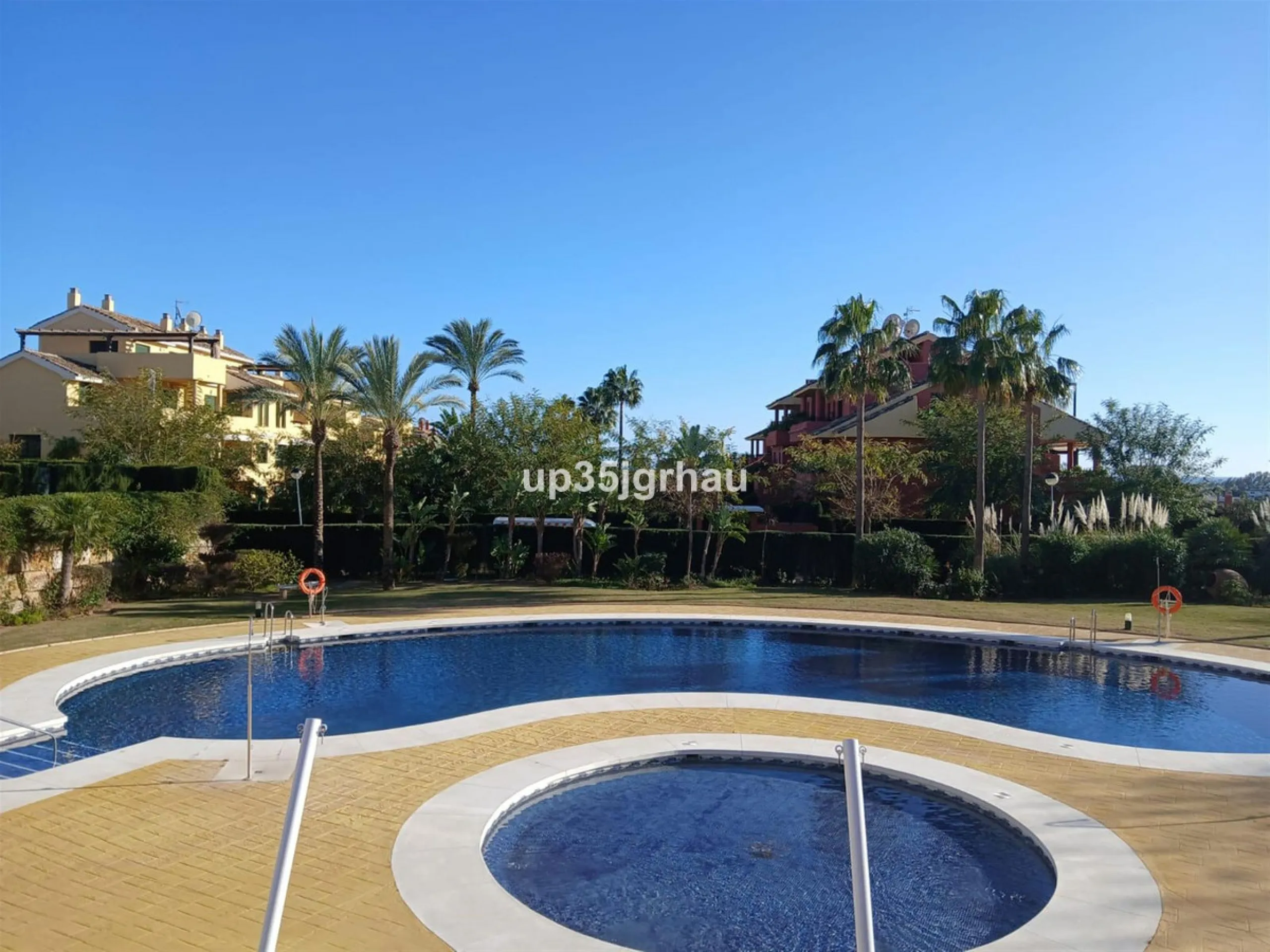 Next to one of the most sought-after areas between Estepona & Marbella, I present to you an exclusive, beautiful apartment for sale or long-term rental, with 2 spacious bedrooms and two bathrooms, one of them en-suite, and a fully furnished and equipped k