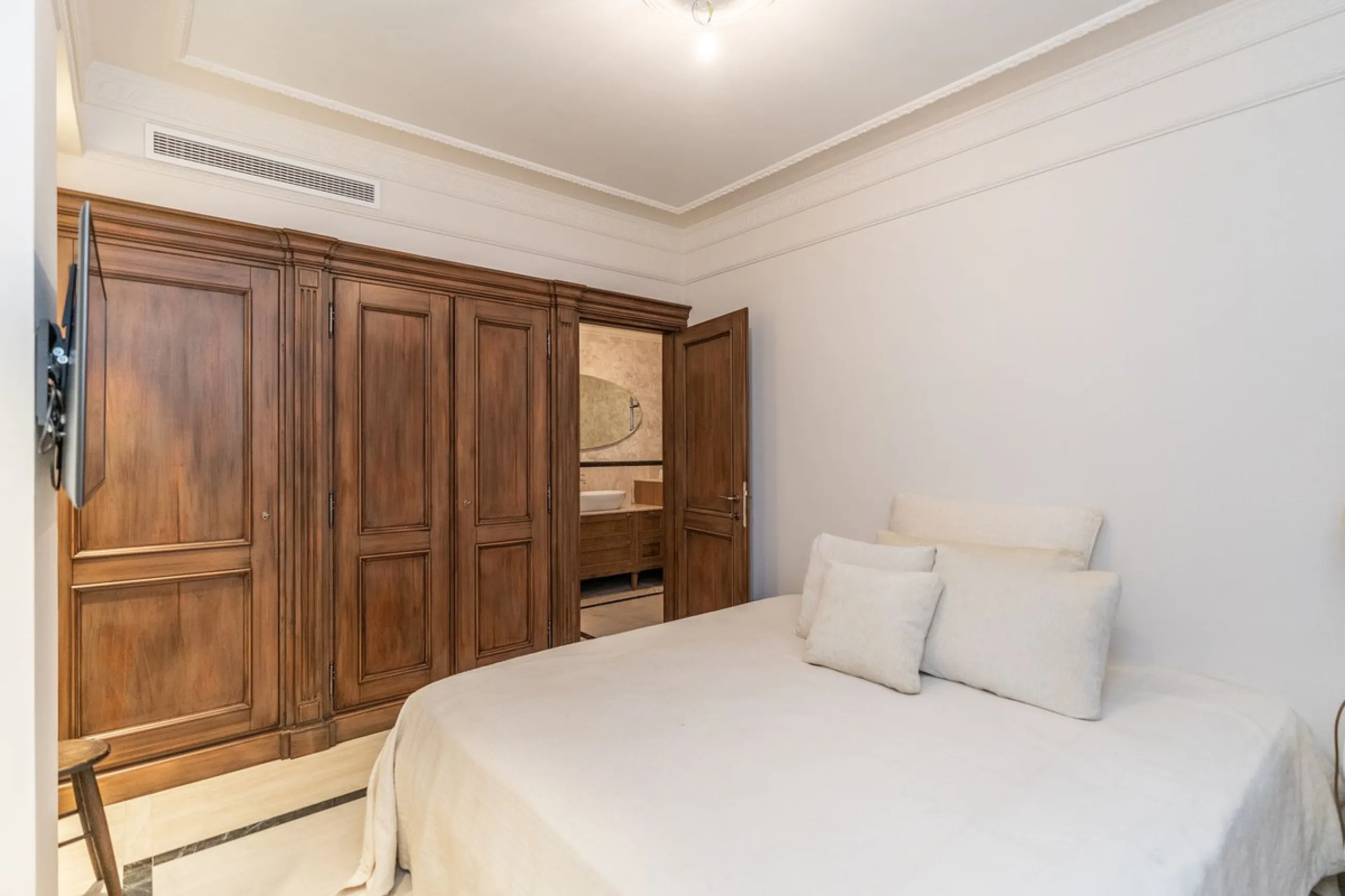 Situated on one of the most prestigious roads in Sierra Blanca, this magnificent villa embodies the essence of Marbella luxury living. Set on an expansive plot of almost 2,000 m², the property enjoys total privacy, lush gardens, and breathtaking sea views
