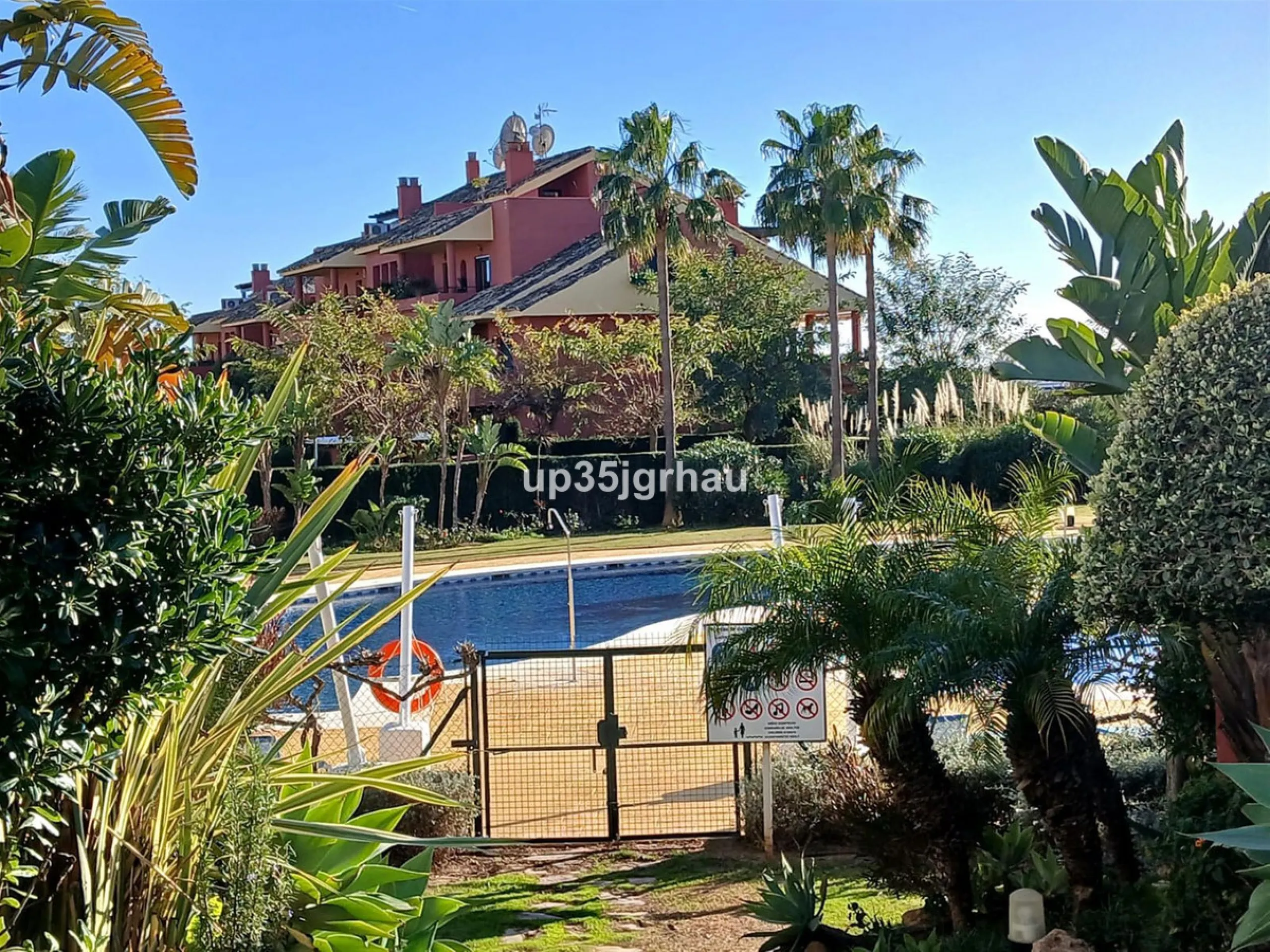 Next to one of the most sought-after areas between Estepona & Marbella, I present to you an exclusive, beautiful apartment for sale or long-term rental, with 2 spacious bedrooms and two bathrooms, one of them en-suite, and a fully furnished and equipped k