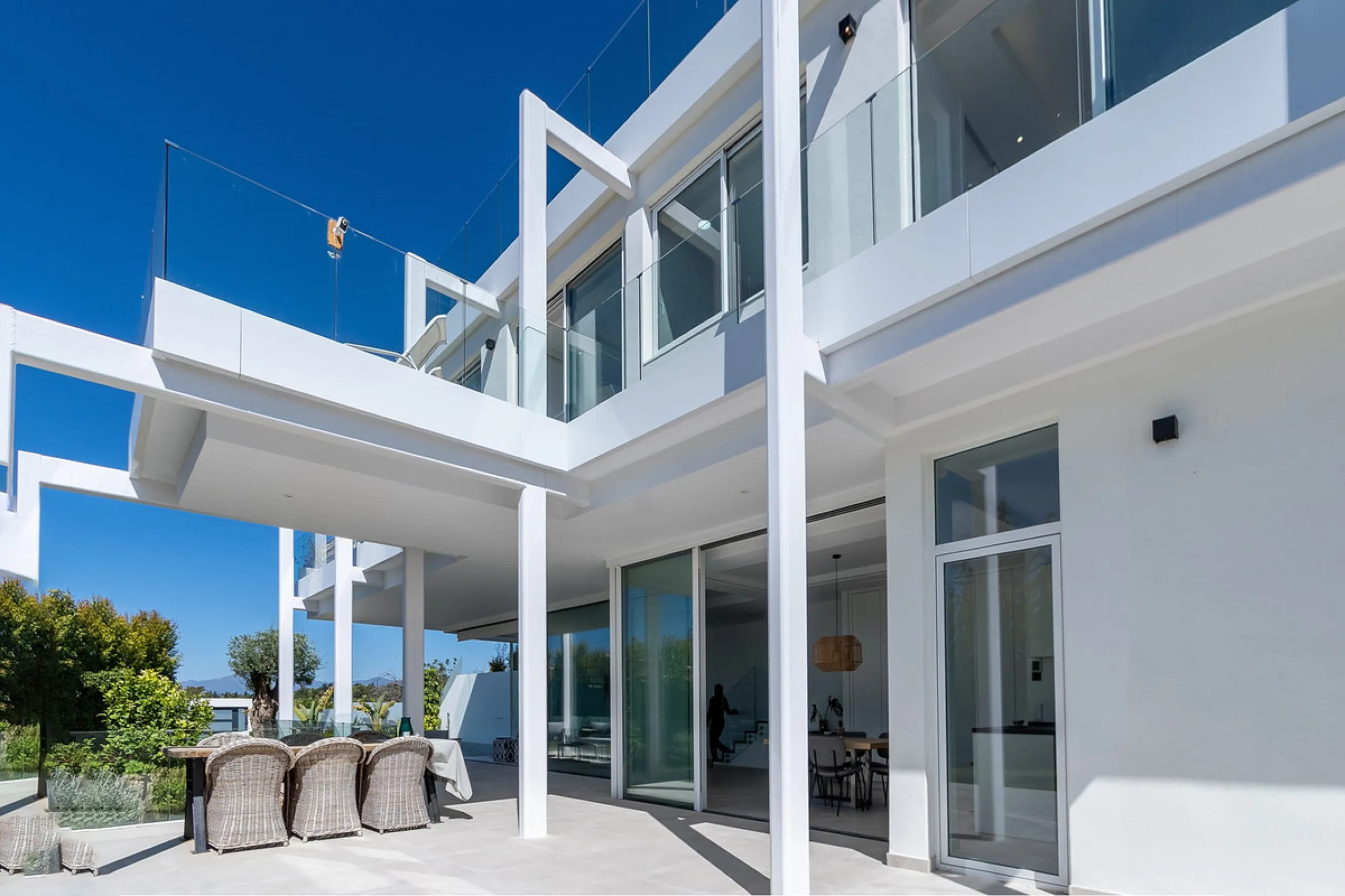 Discover luxury and exclusivity in stunning villa located in the prestigious Paseo de Los Jazmines, corner with Rosonva de Valdeolletas street, on the wonderful Costa del Sol. These eight architectural jewels offer unmatched views of the sea and the Monte