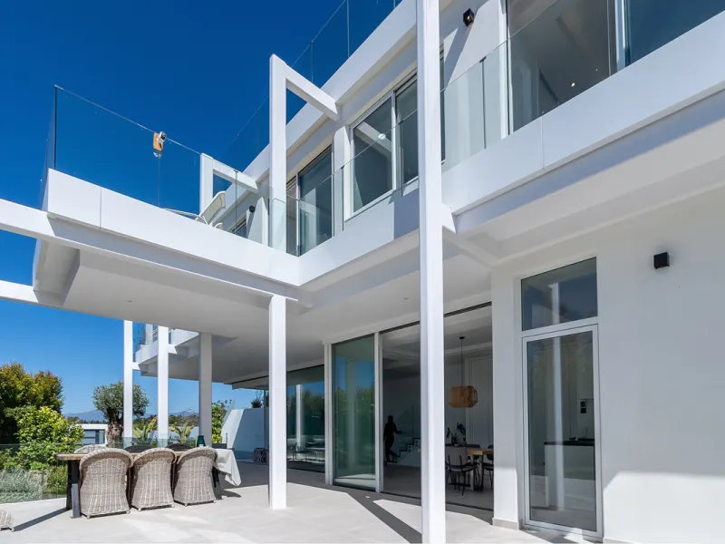 Discover luxury and exclusivity in stunning villa located in the prestigious Paseo de Los Jazmines, corner with Rosonva de Valdeolletas street, on the wonderful Costa del Sol. These eight architectural jewels offer unmatched views of the sea and the Monte