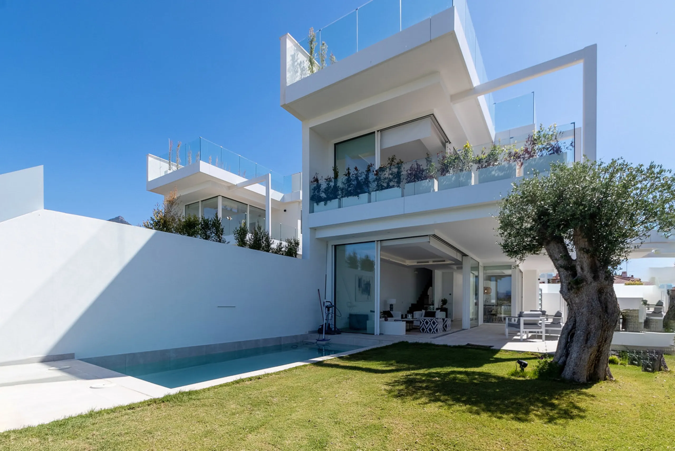 Discover luxury and exclusivity in stunning villa located in the prestigious Paseo de Los Jazmines, corner with Rosonva de Valdeolletas street, on the wonderful Costa del Sol. These eight architectural jewels offer unmatched views of the sea and the Monte