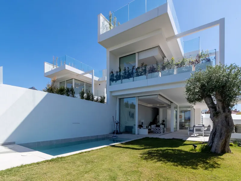 Discover luxury and exclusivity in stunning villa located in the prestigious Paseo de Los Jazmines, corner with Rosonva de Valdeolletas street, on the wonderful Costa del Sol. These eight architectural jewels offer unmatched views of the sea and the Monte
