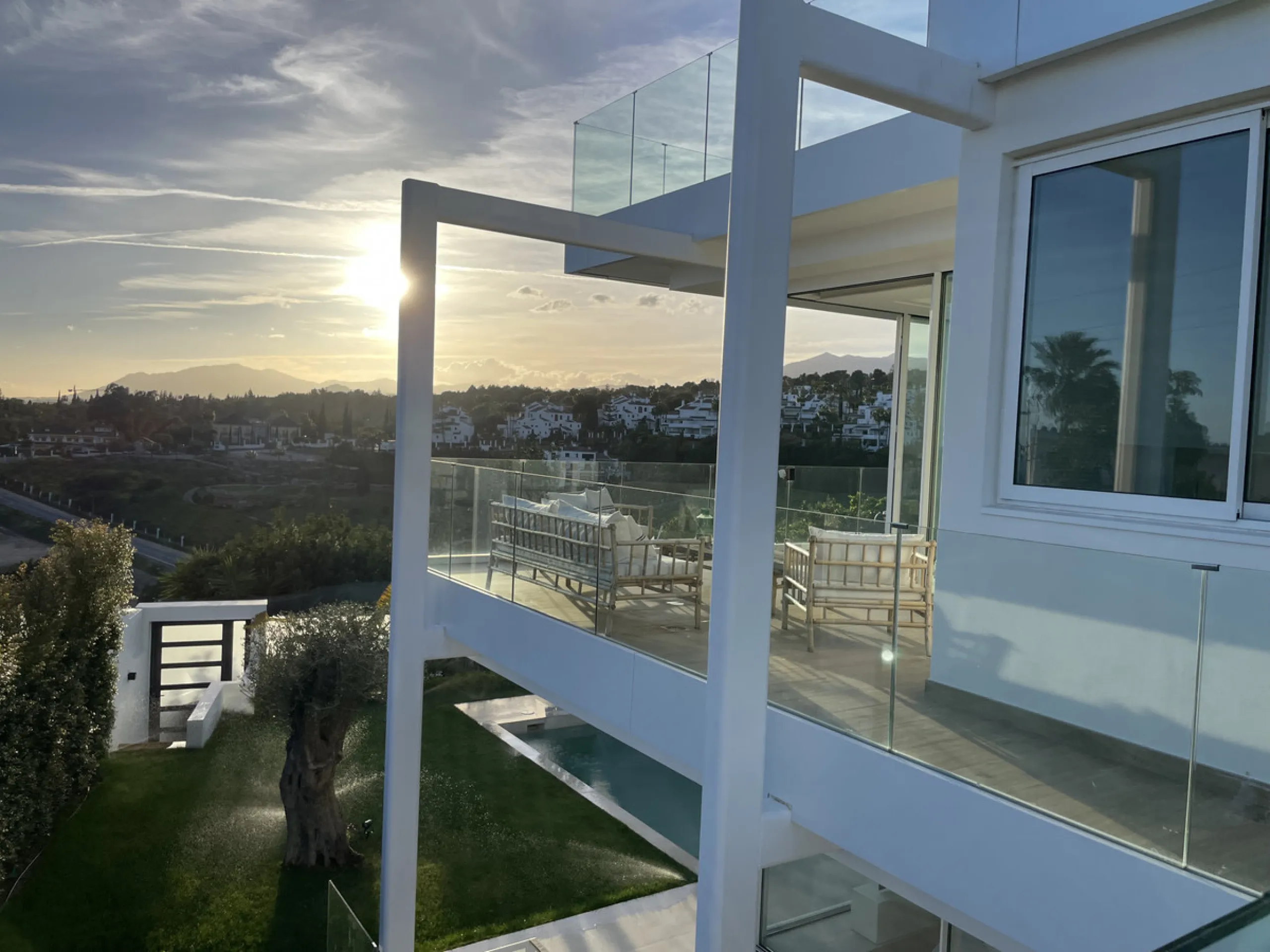 Discover luxury and exclusivity in stunning villa located in the prestigious Paseo de Los Jazmines, corner with Rosonva de Valdeolletas street, on the wonderful Costa del Sol. These eight architectural jewels offer unmatched views of the sea and the Monte