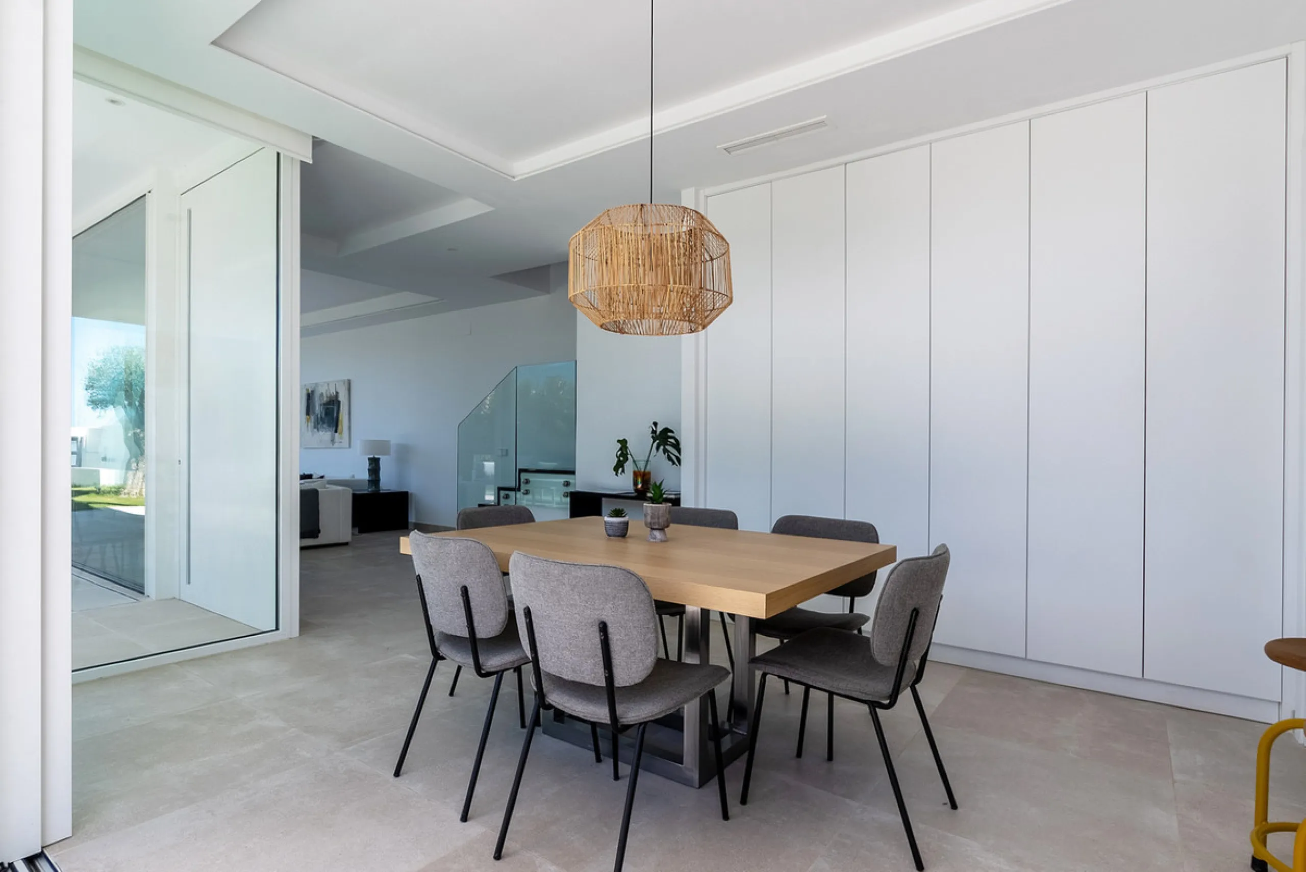 Discover luxury and exclusivity in stunning villa located in the prestigious Paseo de Los Jazmines, corner with Rosonva de Valdeolletas street, on the wonderful Costa del Sol. These eight architectural jewels offer unmatched views of the sea and the Monte