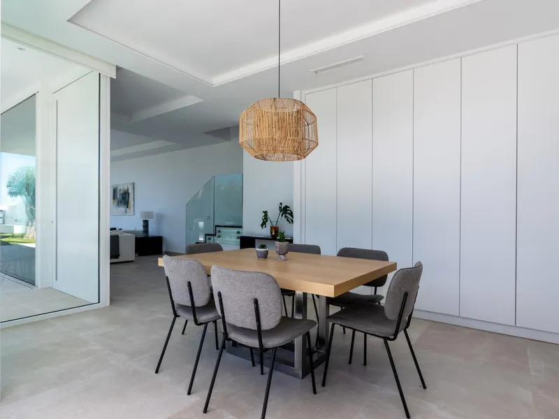 Discover luxury and exclusivity in stunning villa located in the prestigious Paseo de Los Jazmines, corner with Rosonva de Valdeolletas street, on the wonderful Costa del Sol. These eight architectural jewels offer unmatched views of the sea and the Monte