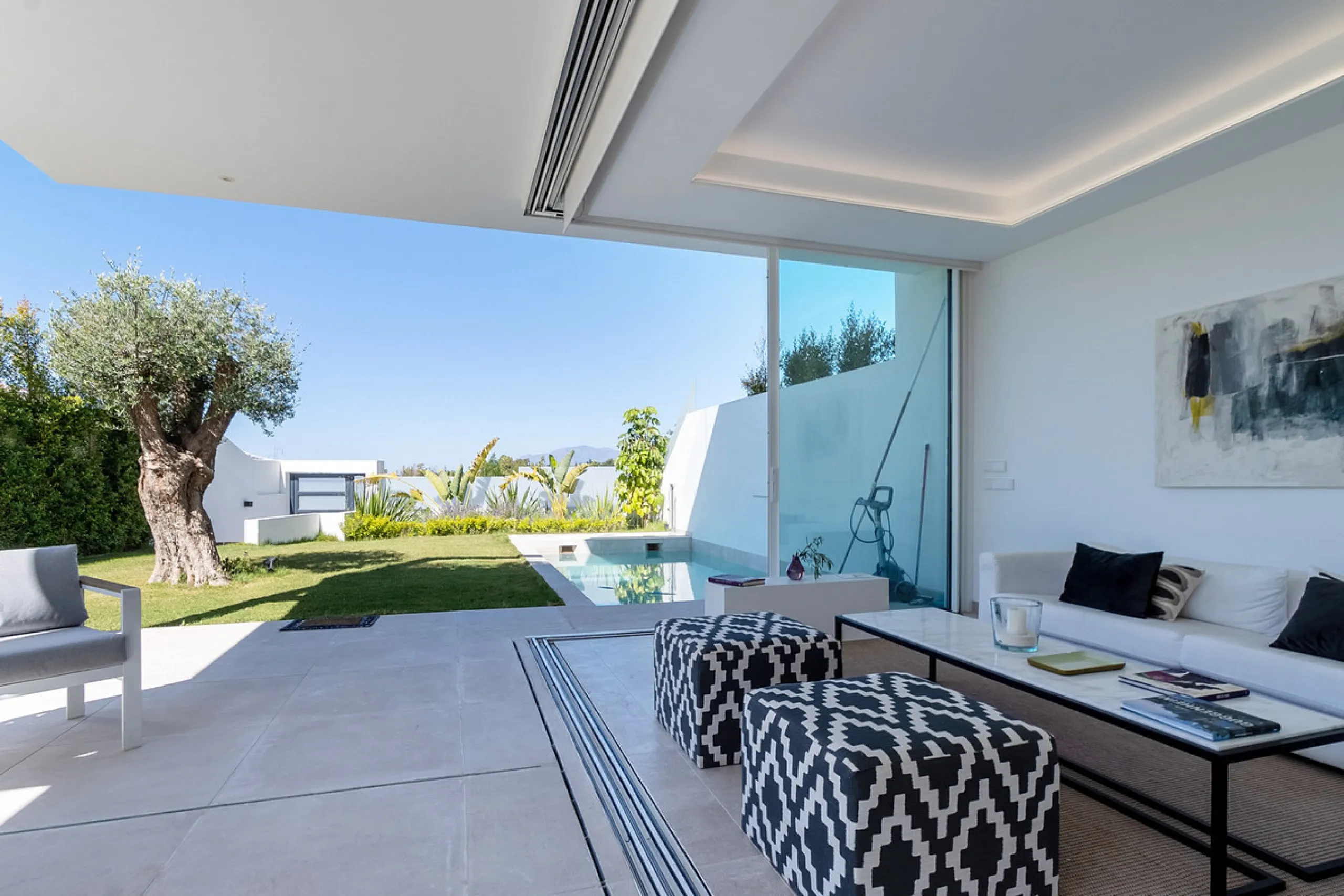 Discover luxury and exclusivity in stunning villa located in the prestigious Paseo de Los Jazmines, corner with Rosonva de Valdeolletas street, on the wonderful Costa del Sol. These eight architectural jewels offer unmatched views of the sea and the Monte