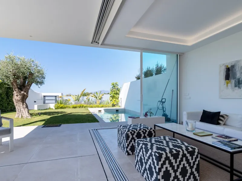 Discover luxury and exclusivity in stunning villa located in the prestigious Paseo de Los Jazmines, corner with Rosonva de Valdeolletas street, on the wonderful Costa del Sol. These eight architectural jewels offer unmatched views of the sea and the Monte