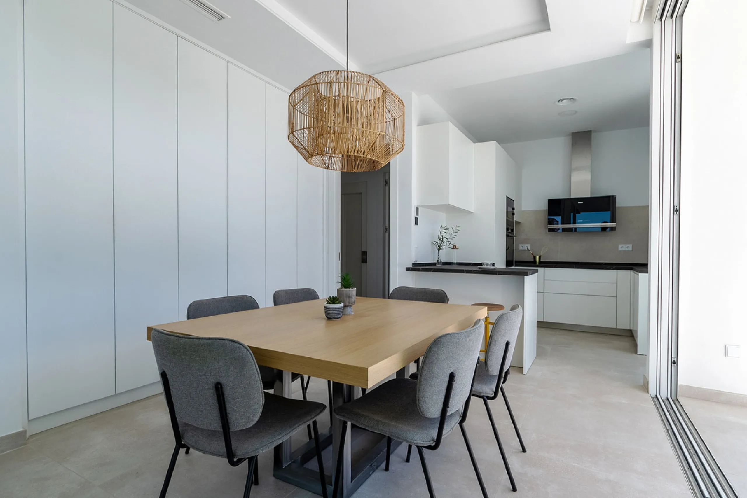 Discover luxury and exclusivity in stunning villa located in the prestigious Paseo de Los Jazmines, corner with Rosonva de Valdeolletas street, on the wonderful Costa del Sol. These eight architectural jewels offer unmatched views of the sea and the Monte