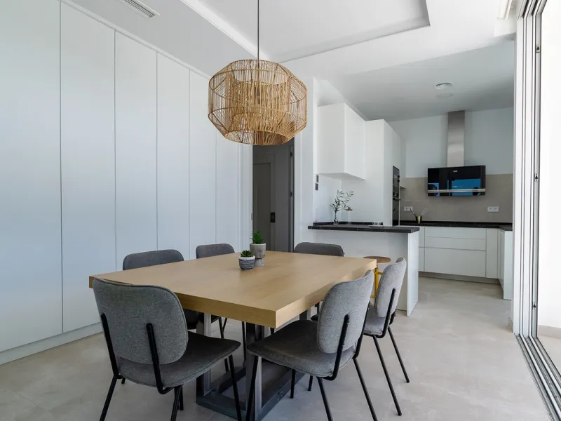 Discover luxury and exclusivity in stunning villa located in the prestigious Paseo de Los Jazmines, corner with Rosonva de Valdeolletas street, on the wonderful Costa del Sol. These eight architectural jewels offer unmatched views of the sea and the Monte